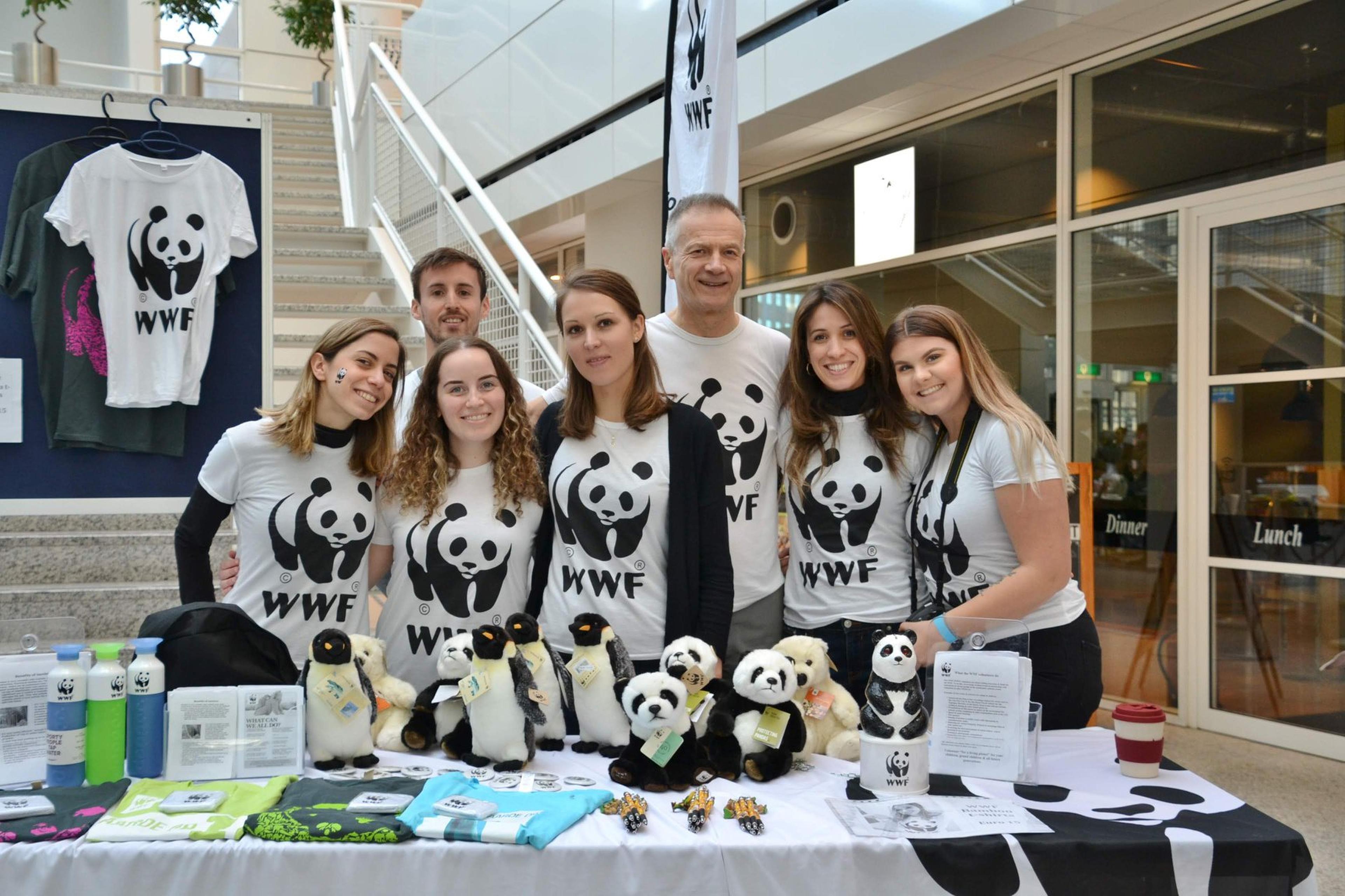 groep wwf vrijwilligers staat achter stand