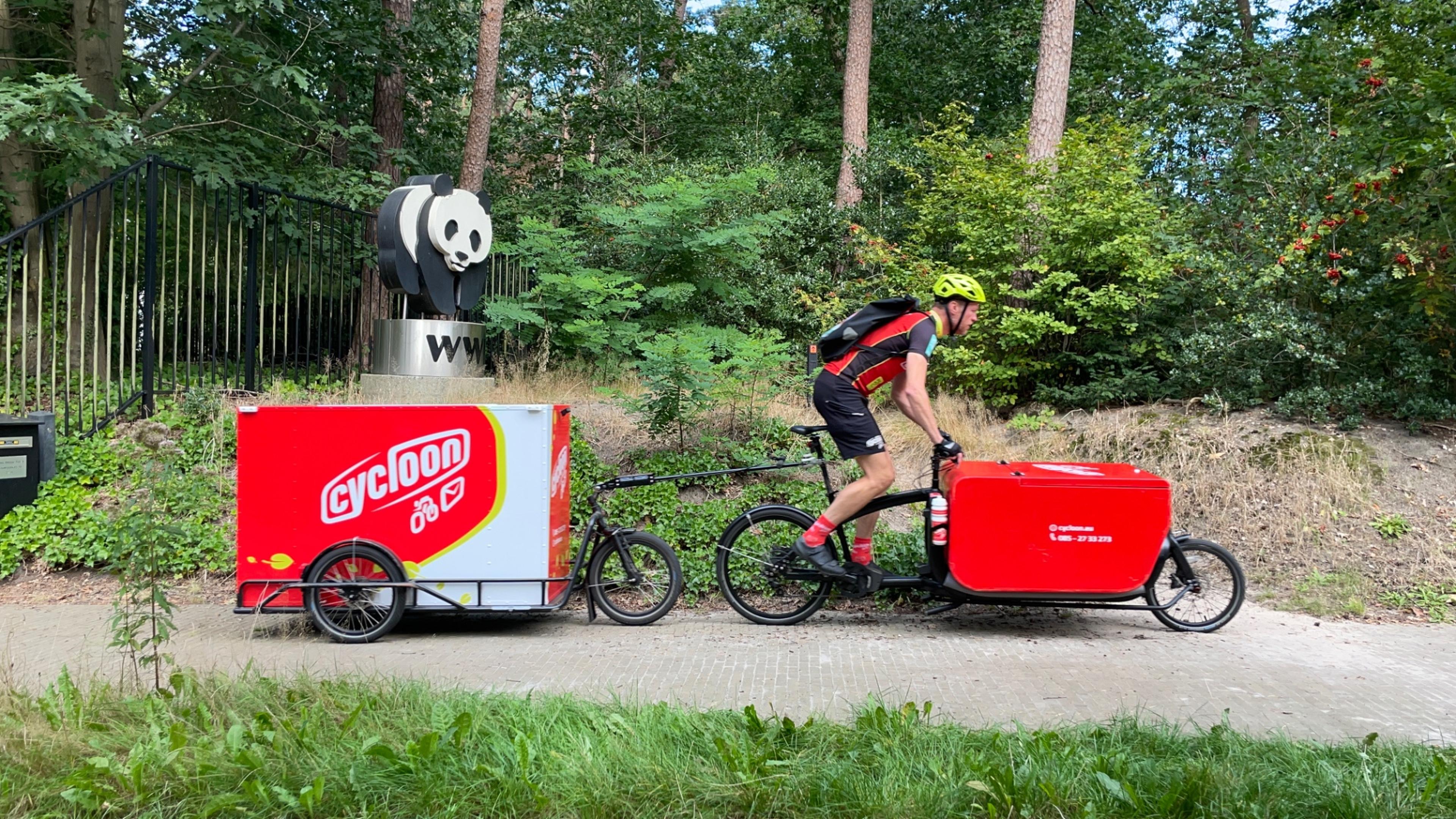 Een fietskoerier bij het hoofdkantoor van WWF