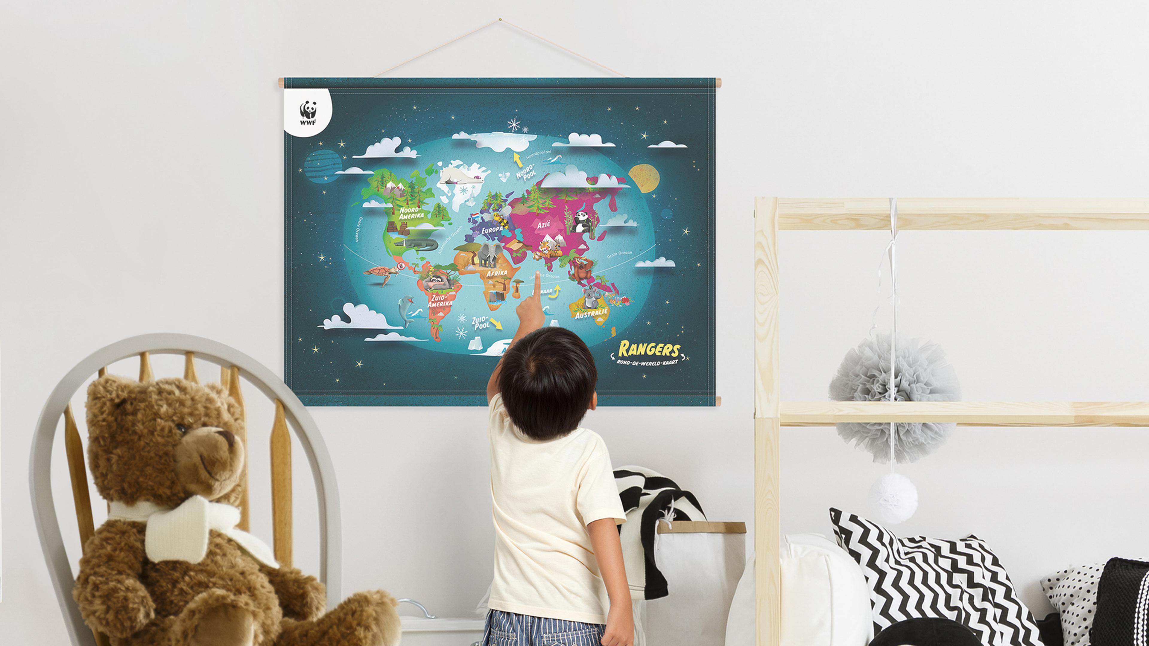 Jongen wijst op een WWF schilderij in zijn slaapkamer