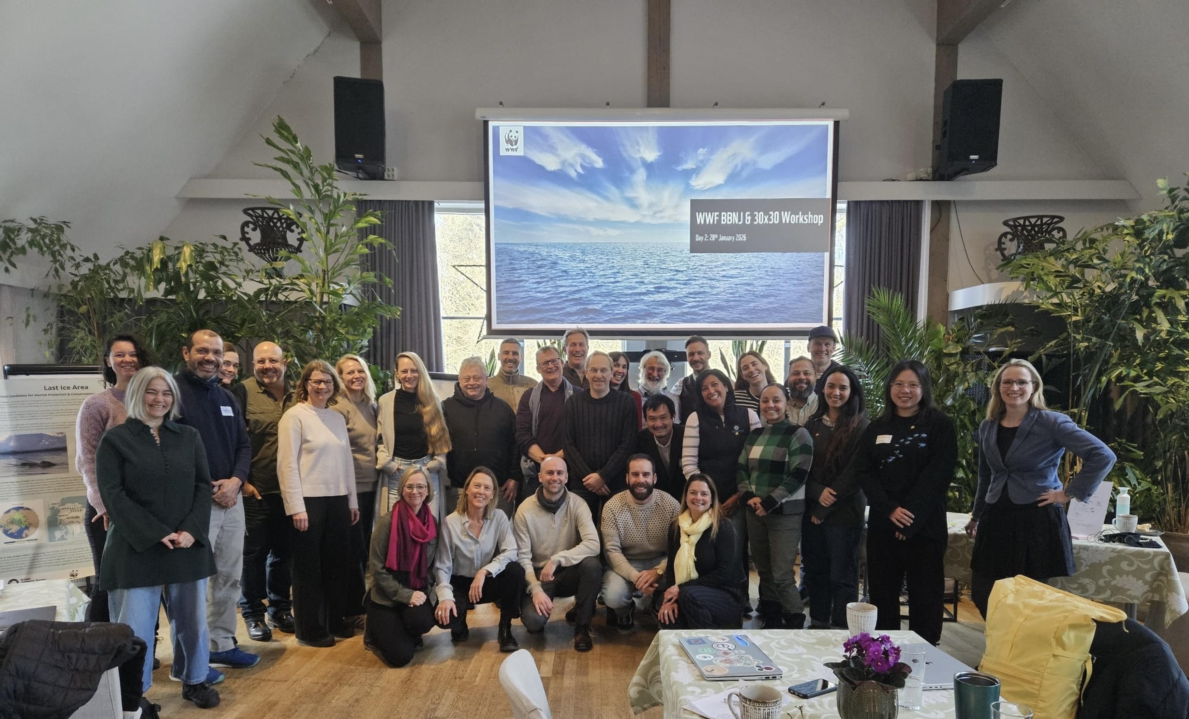 groep mensen poseert voor camera