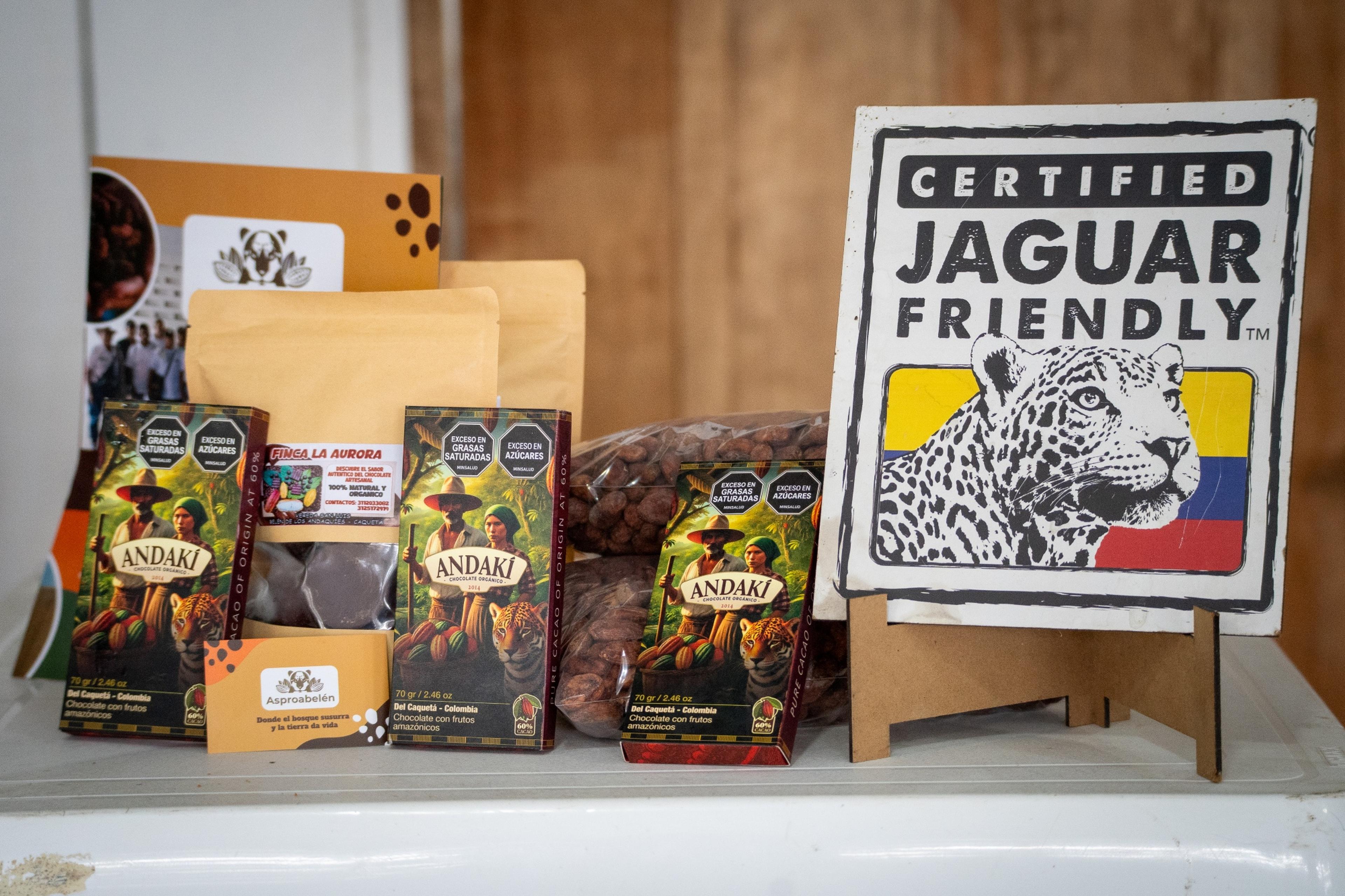 repen chocolade met een poster erbij waarop staat "cetified jaguar friendly"