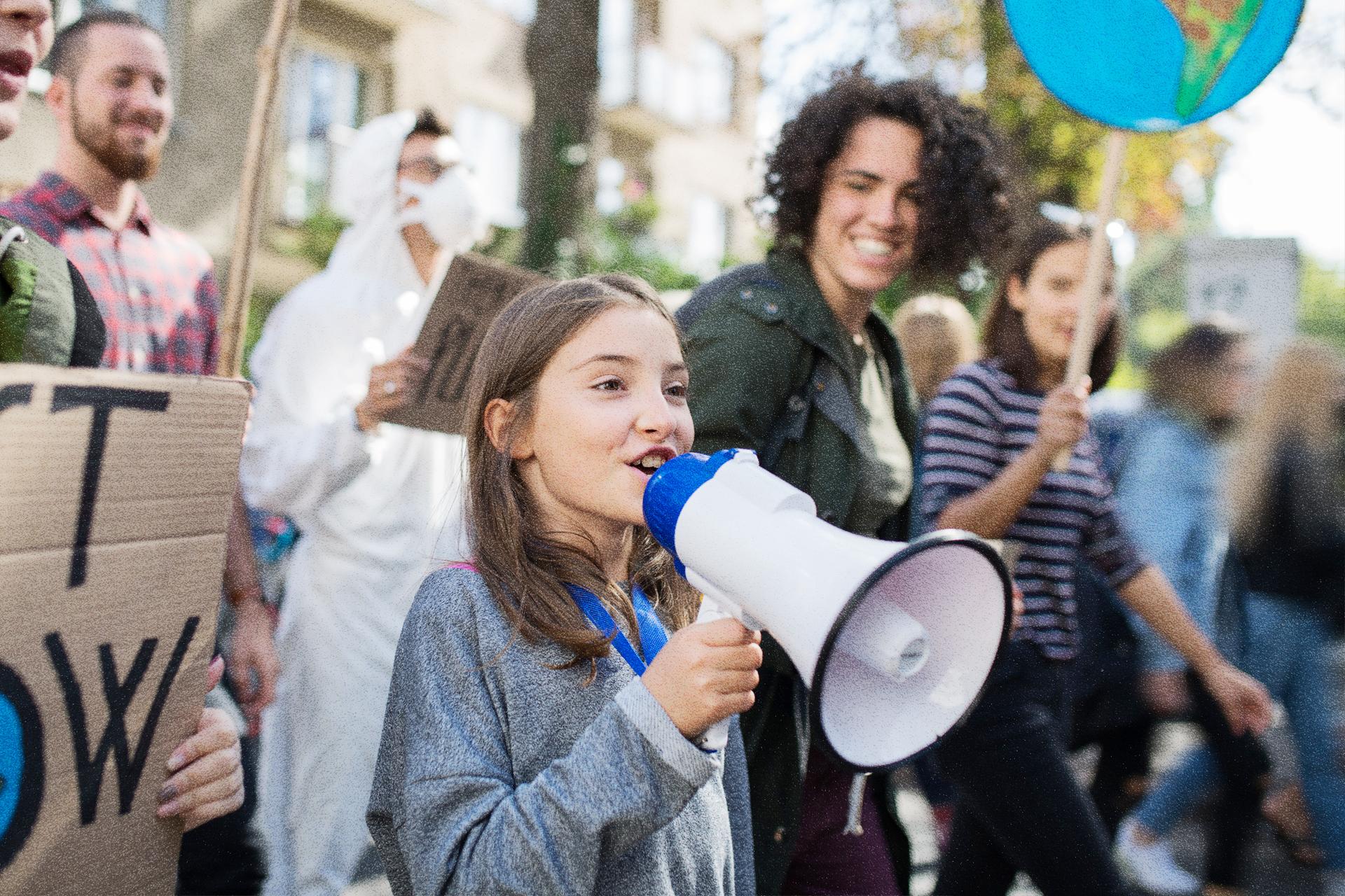 Een jonge vrouw op een bijeenkomst met een megafoon