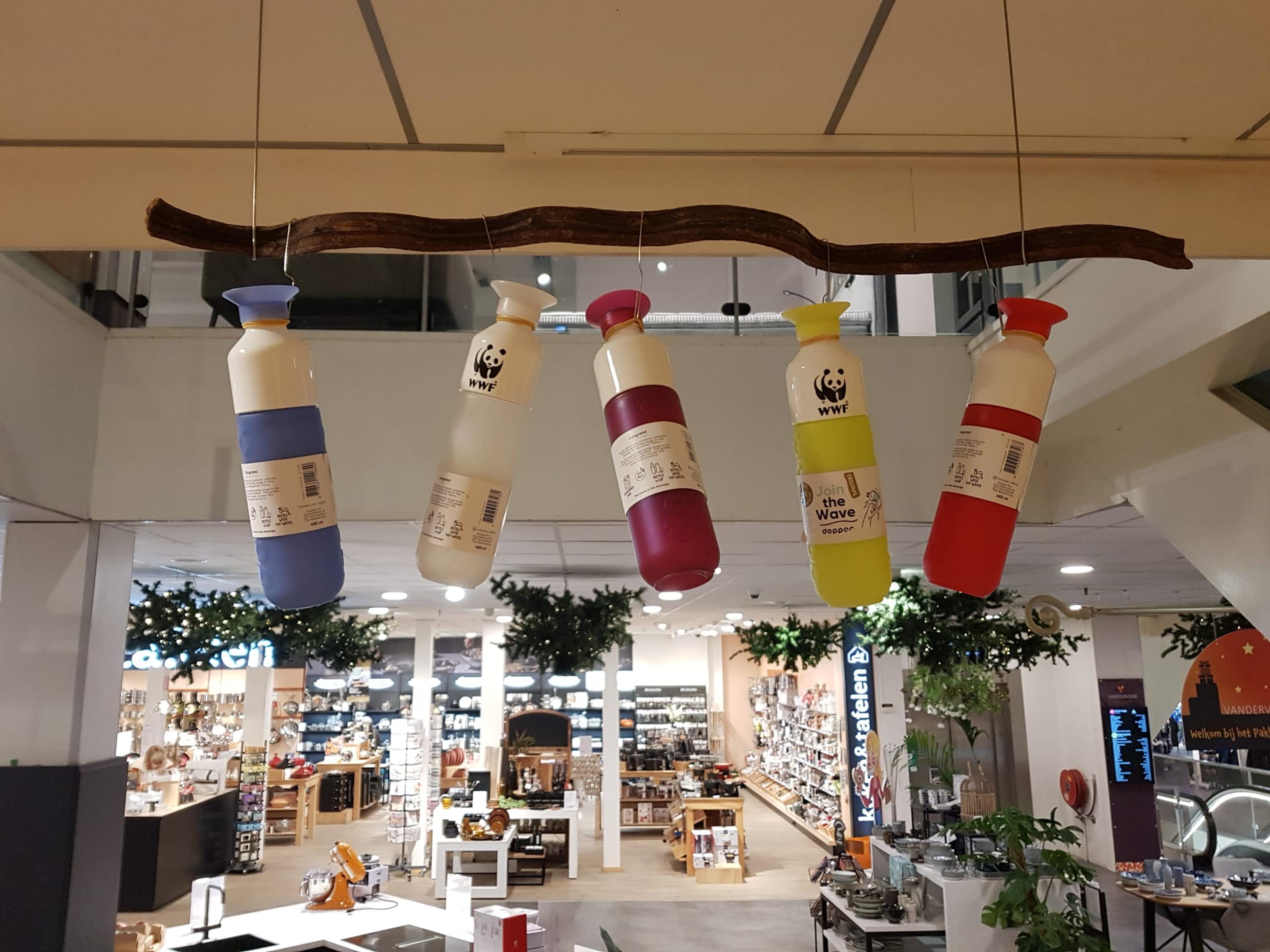 Doppers in de WWF-shop in Assen