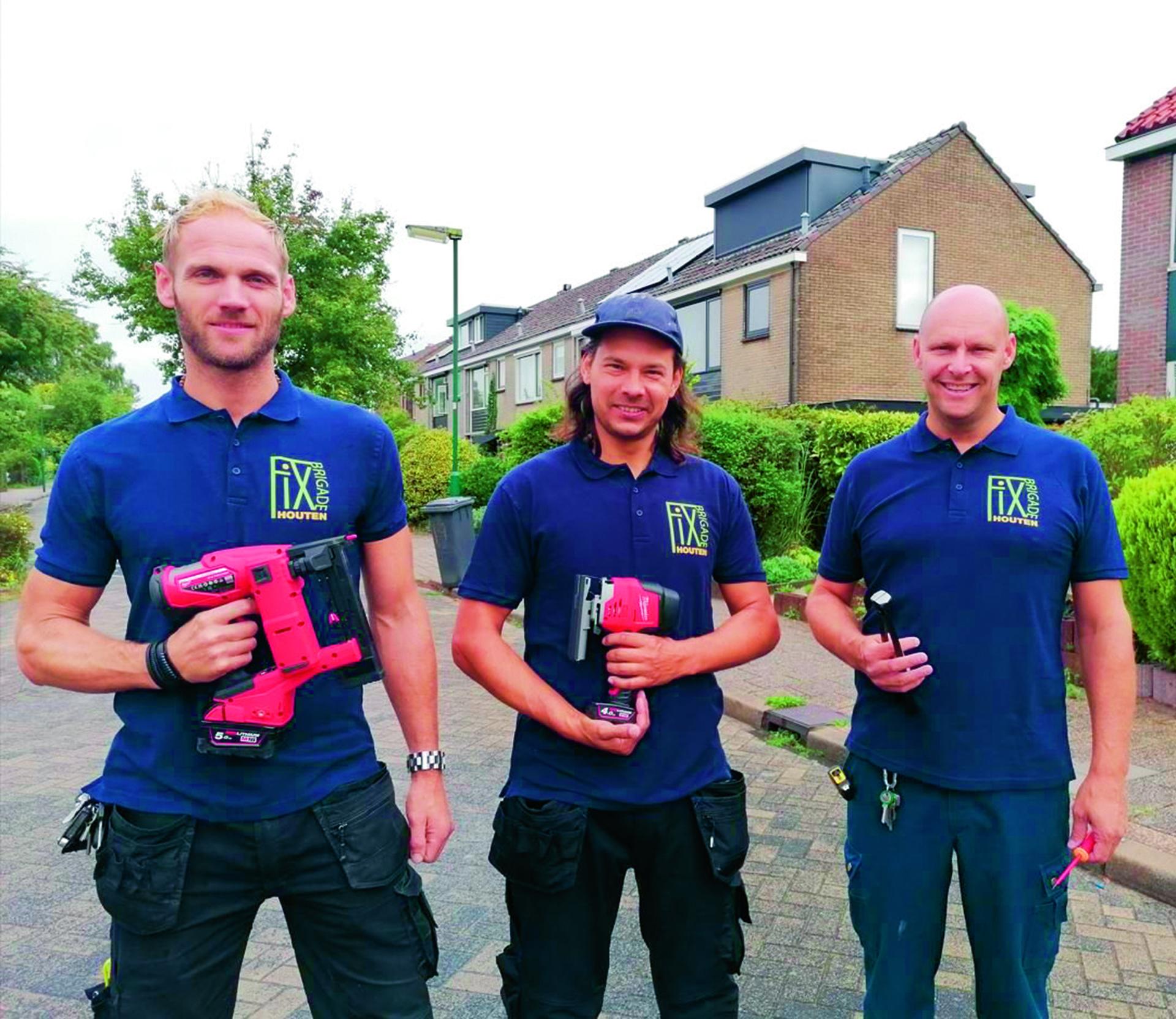 Mannen van de Fixbrigade met gereedschap