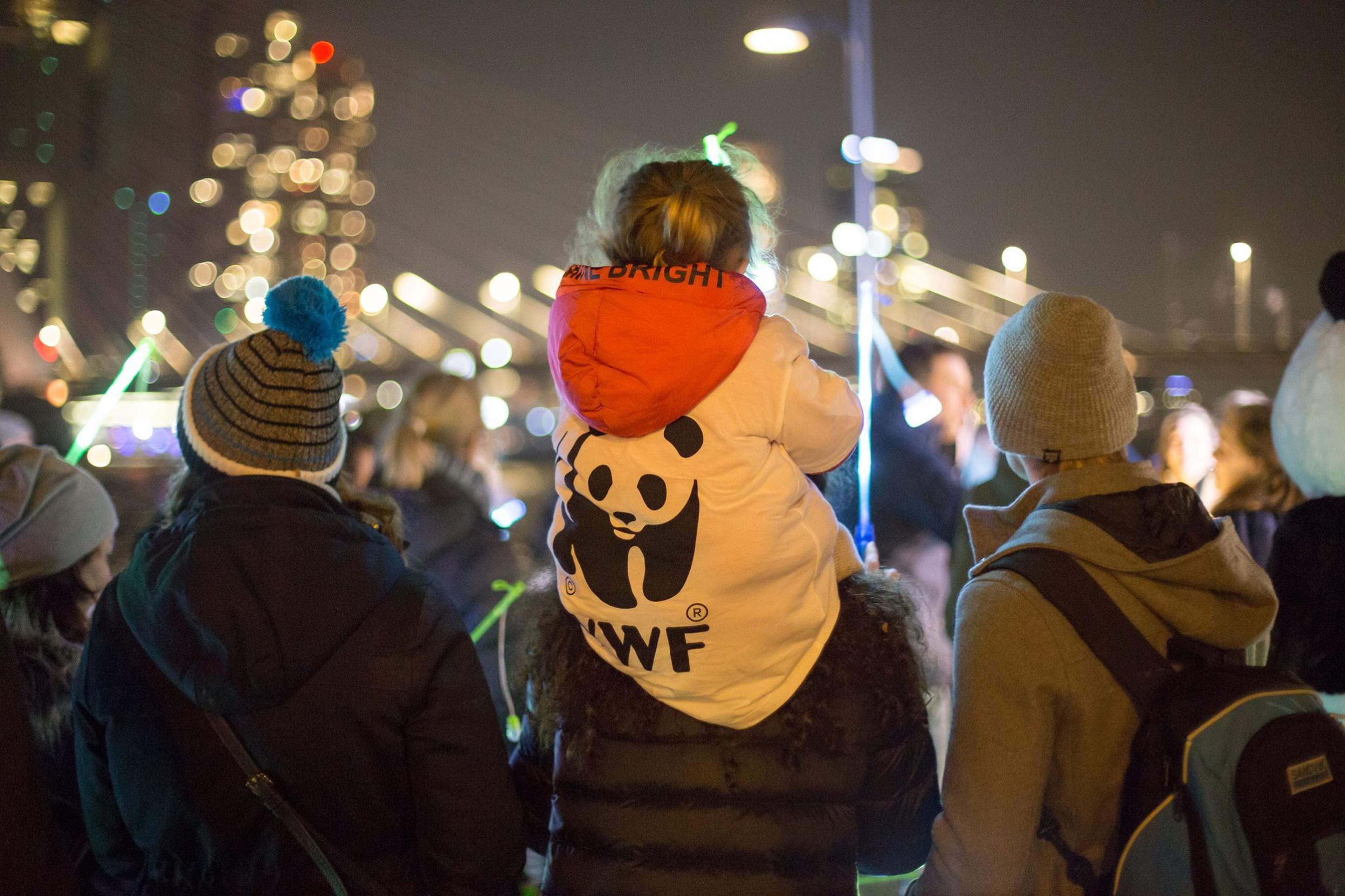meisje met wwf panda jas zit op schouders