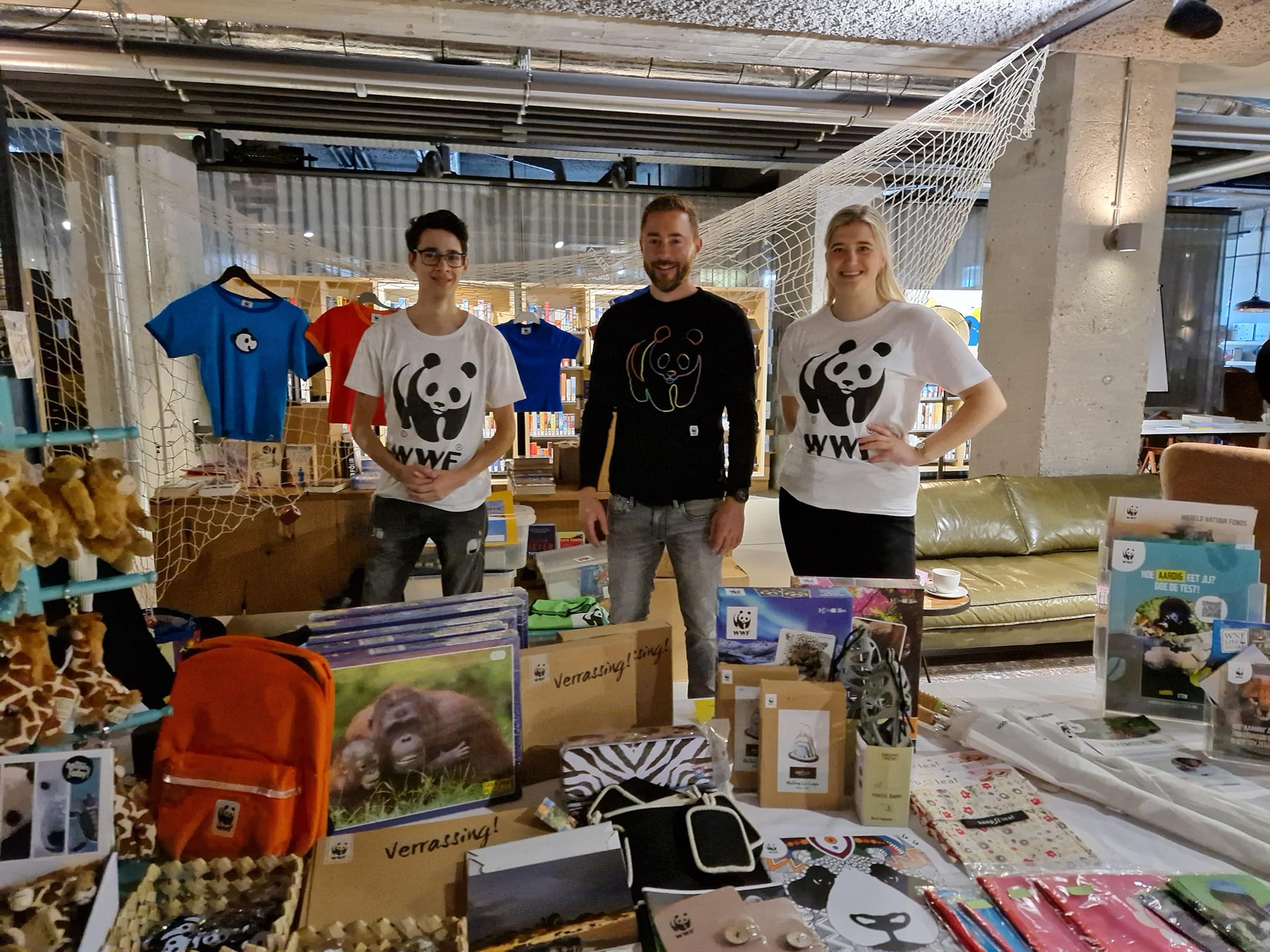 Vrijwlligers van regioteam Limburg bij marktkraam binnen