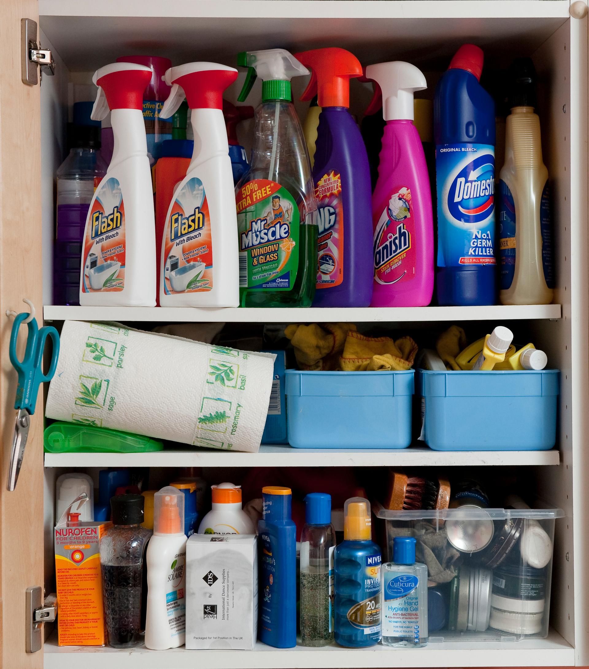 voorraadkast met mecijnen en schoonmaakproducten