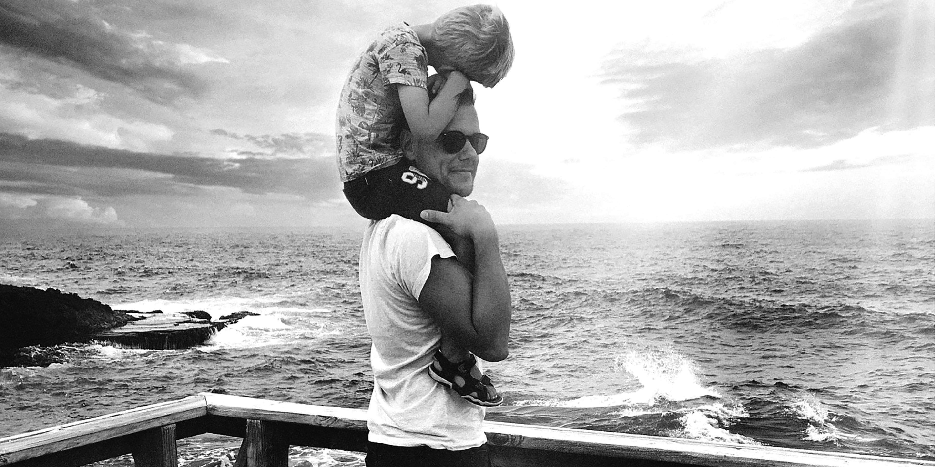 Armin van Buuren met zoon op zijn schouders