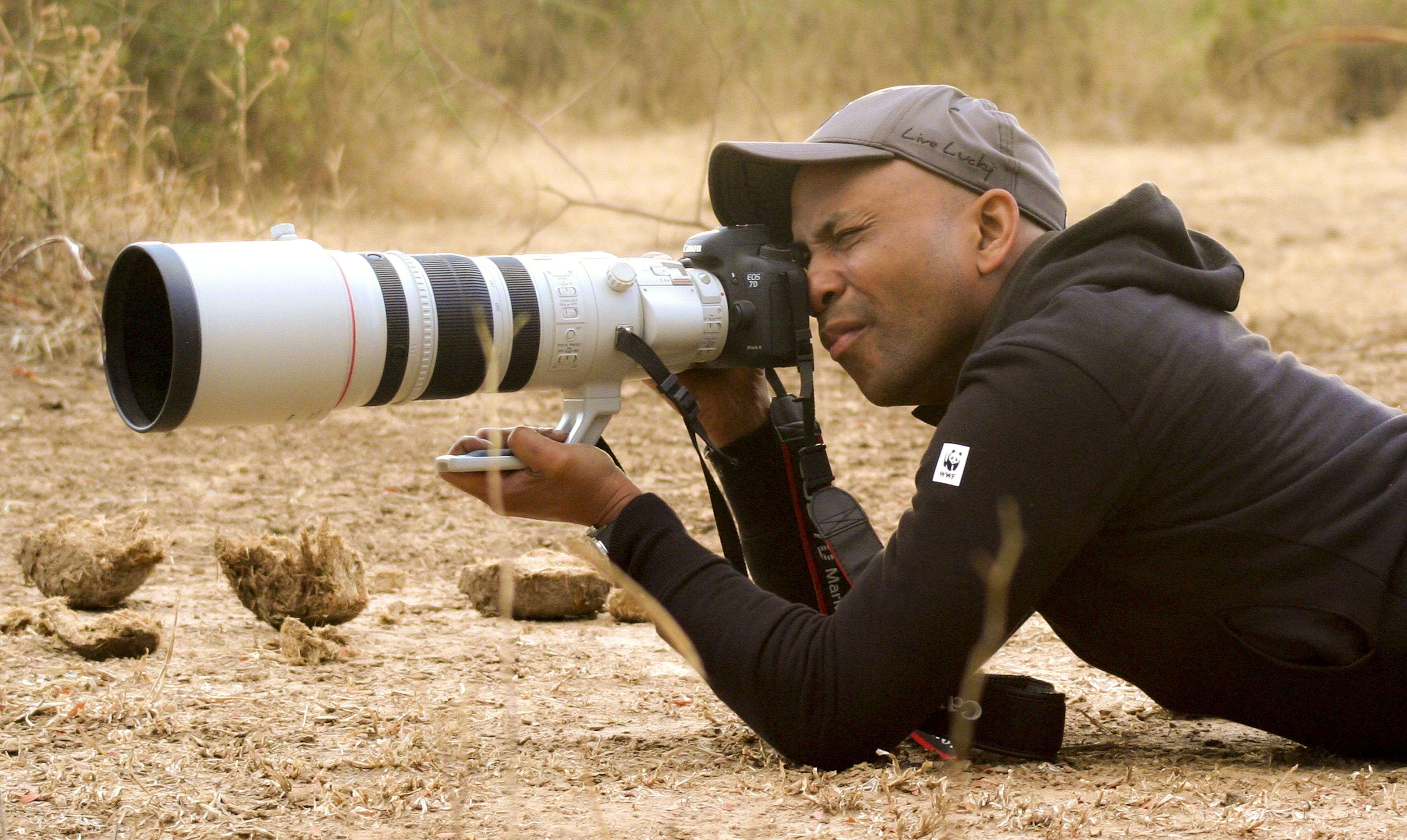 Humberto tan houd camera met grote lens vast