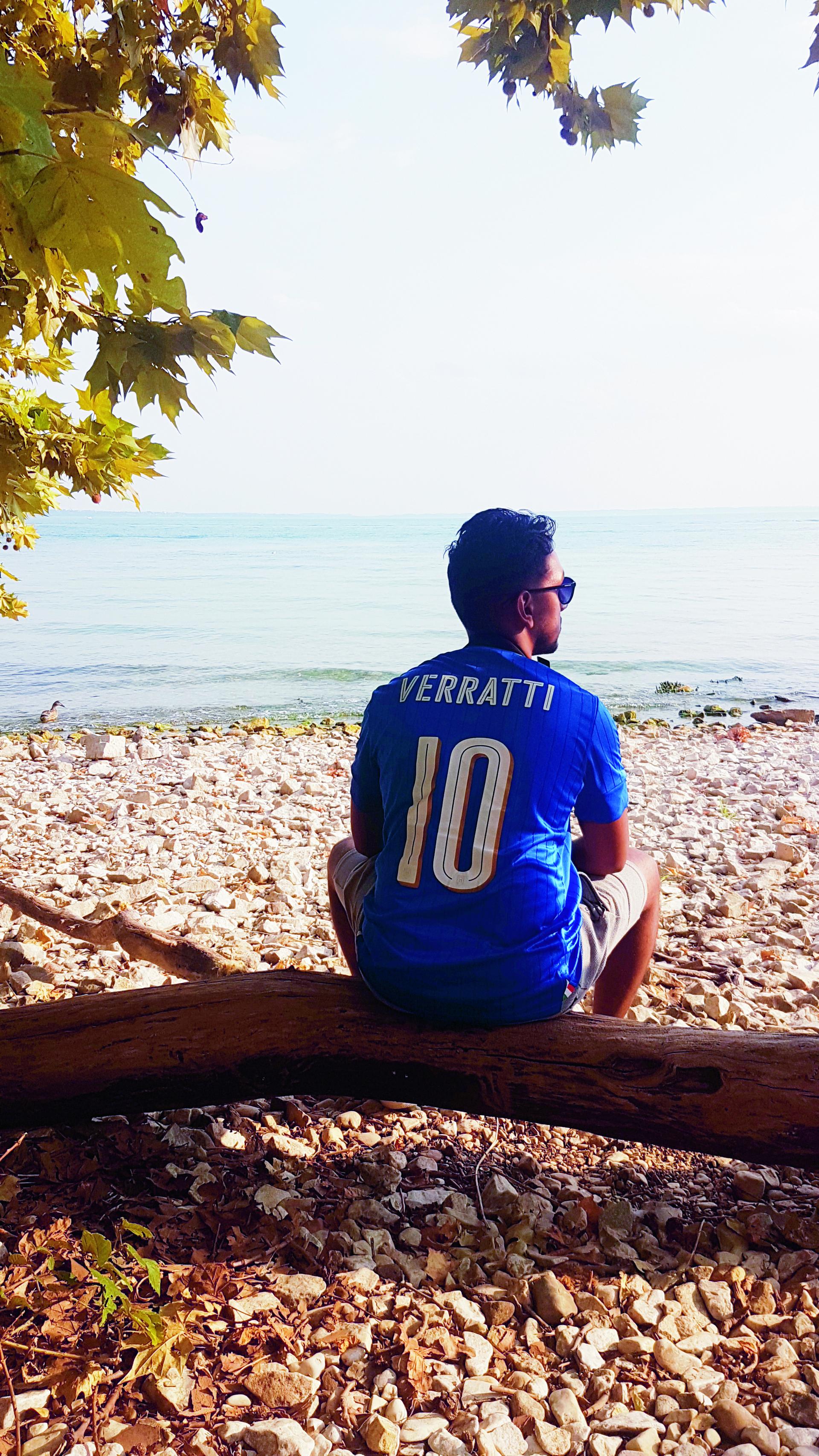 Ritesh Moelchand op een strand