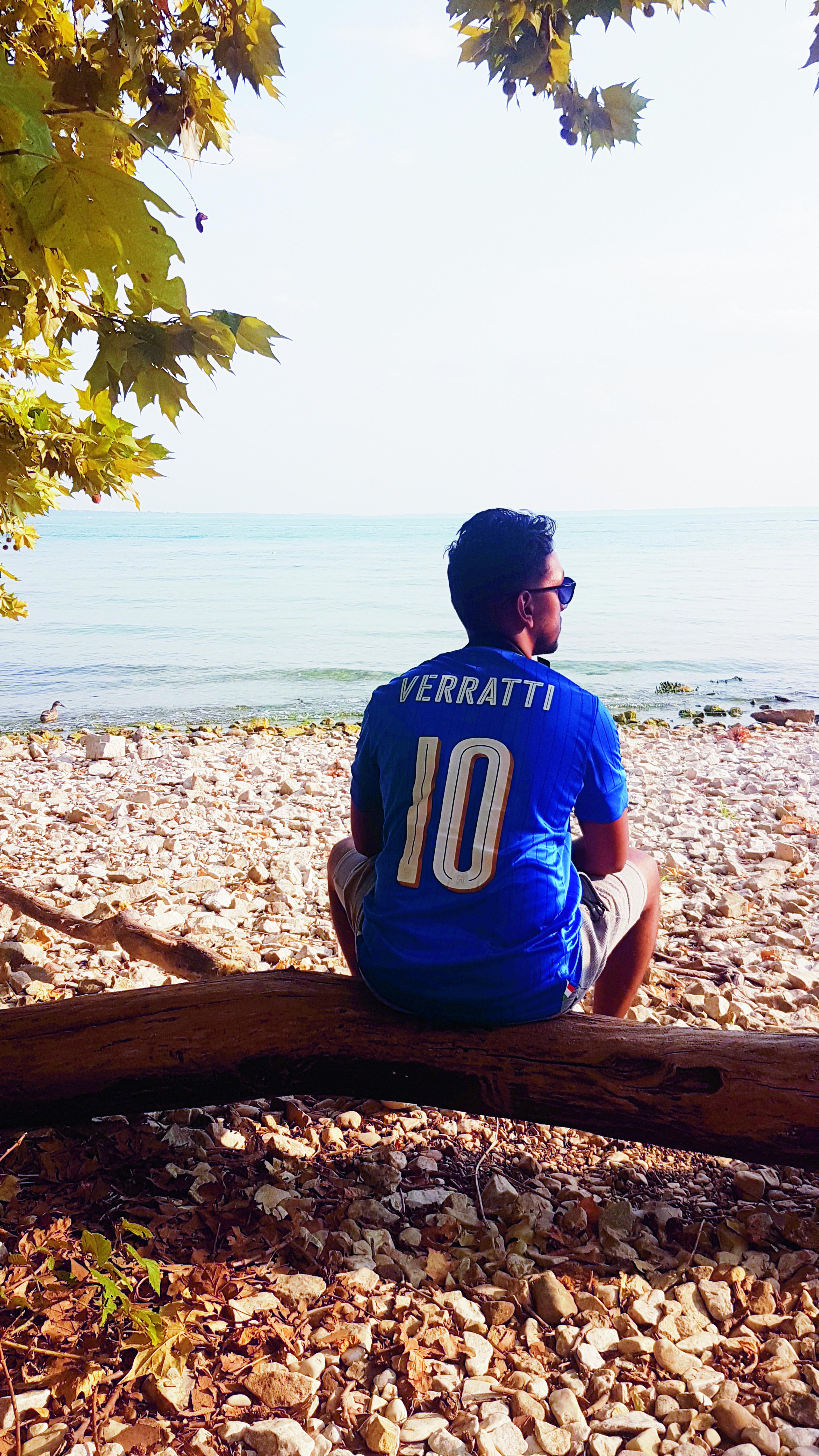 Ritesh Moelchand op een strand