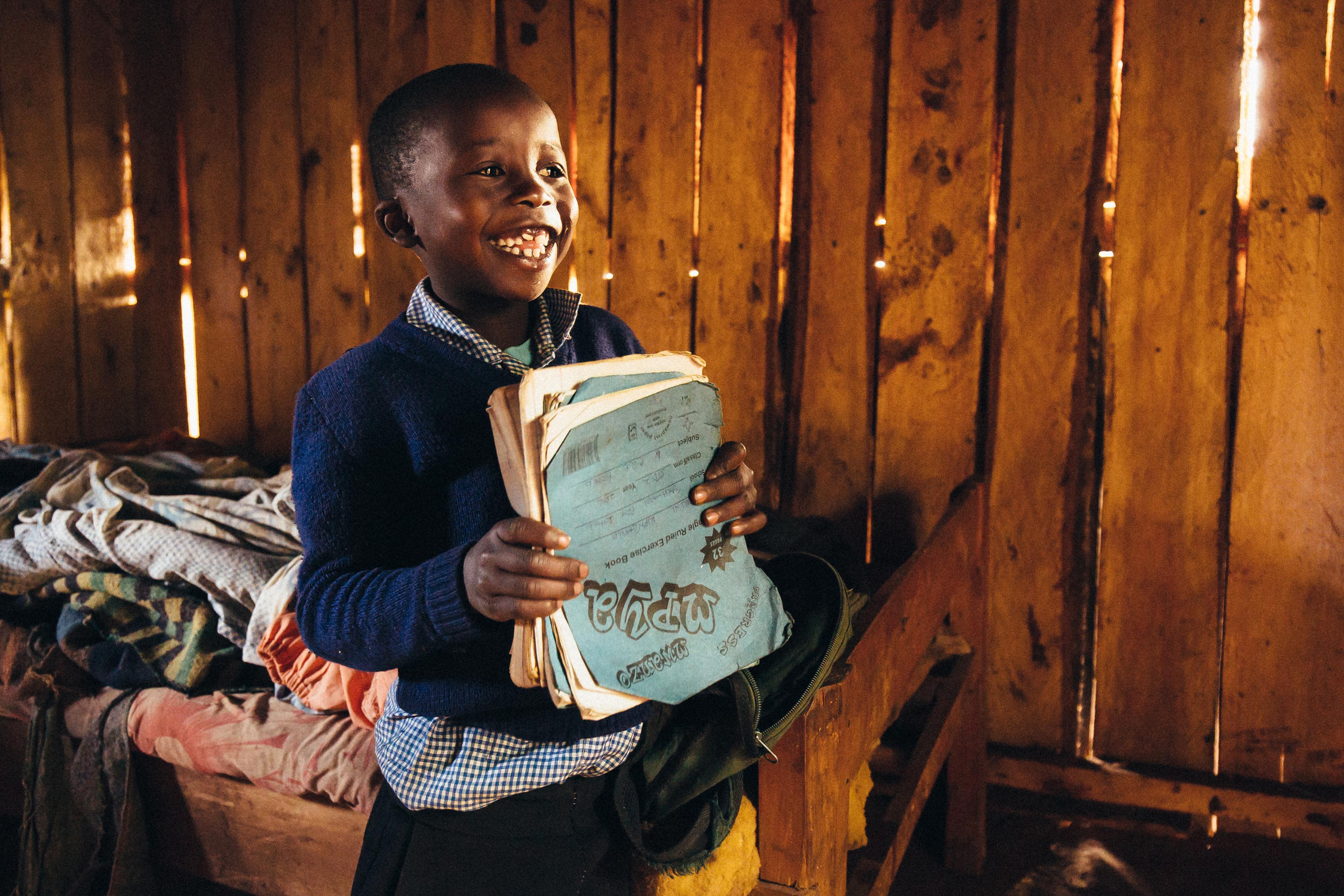 Kind gaat naar school in Kenia