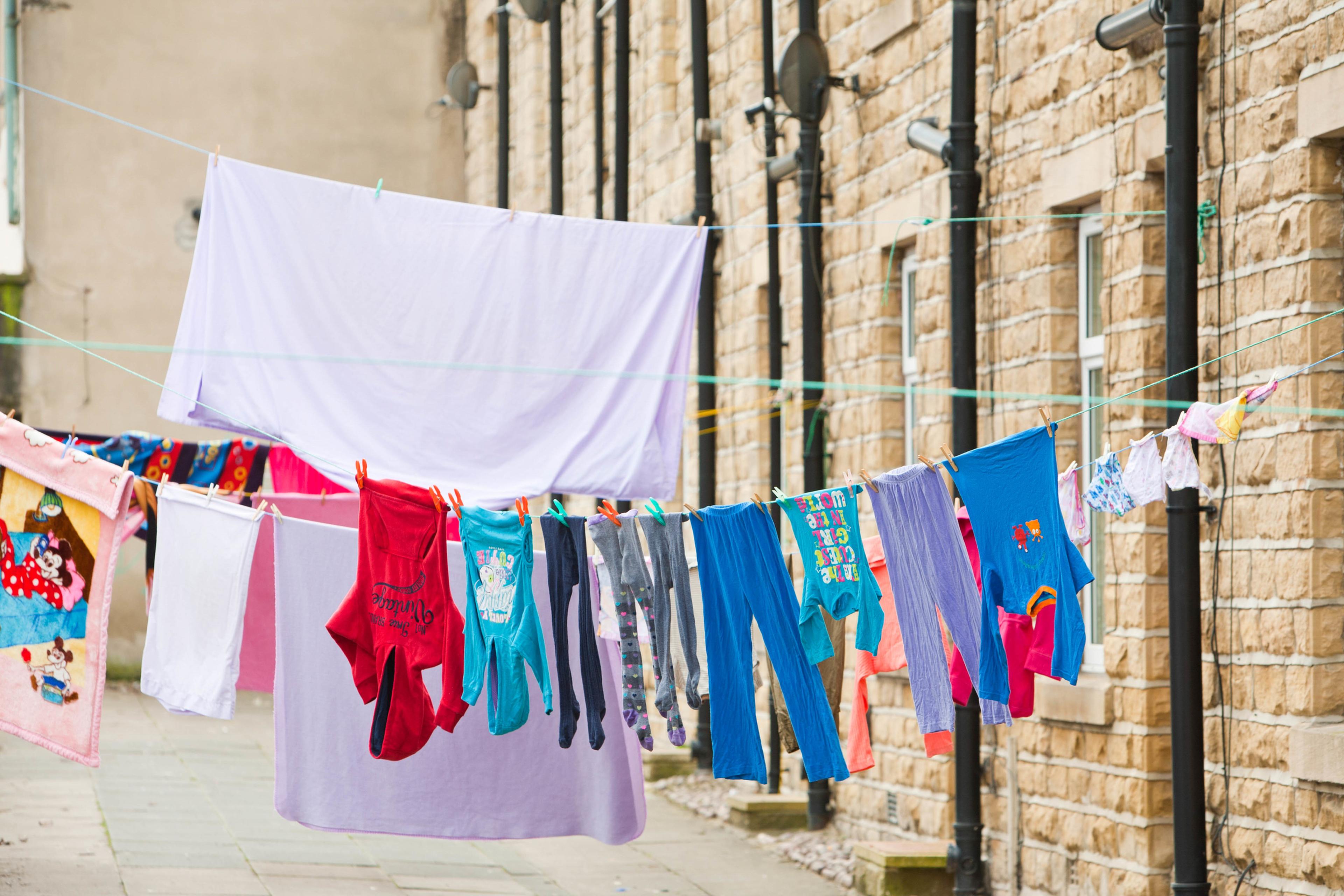 waslijnen met kinderkleding en lakens
