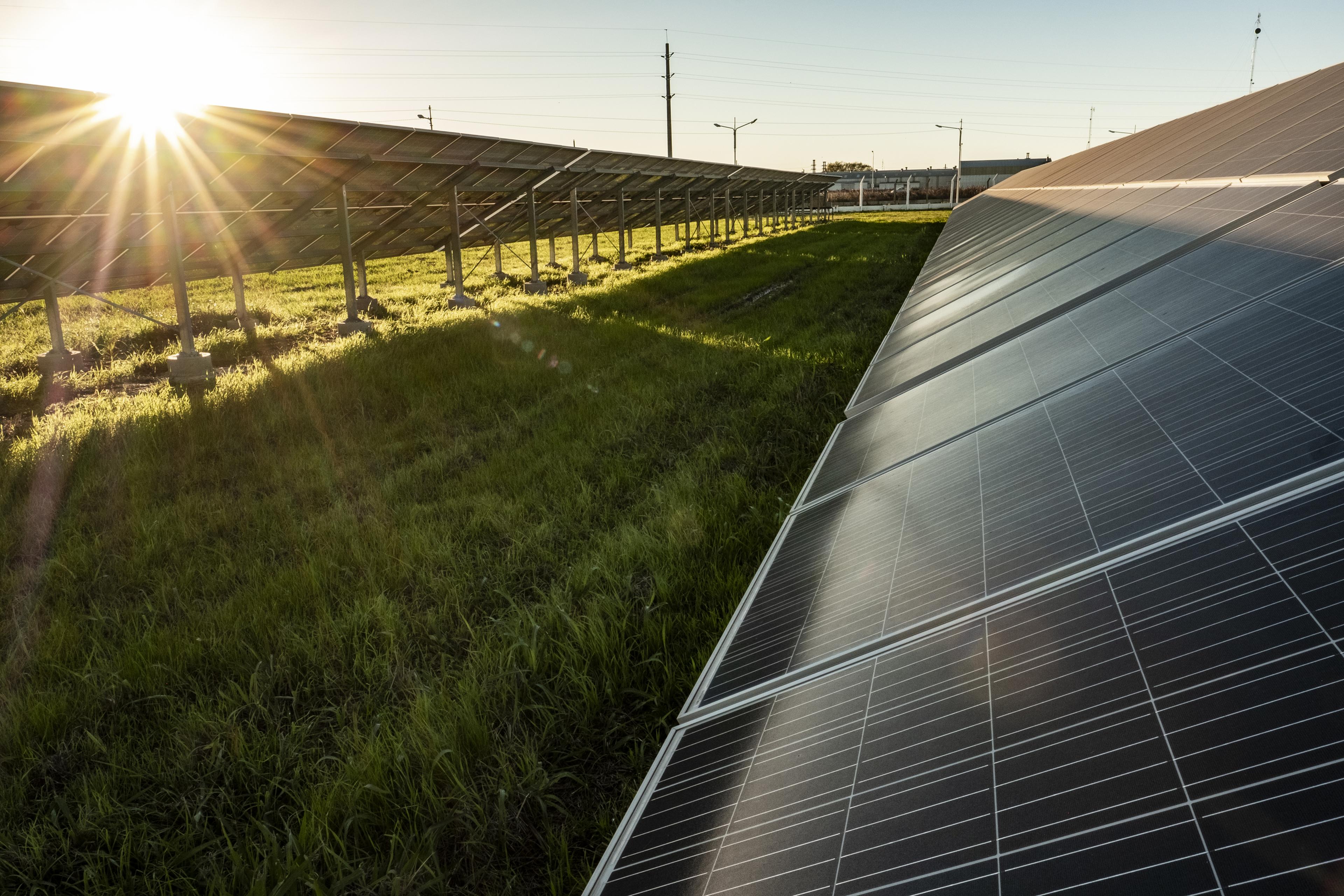 zon schijnt op zonnepanelen