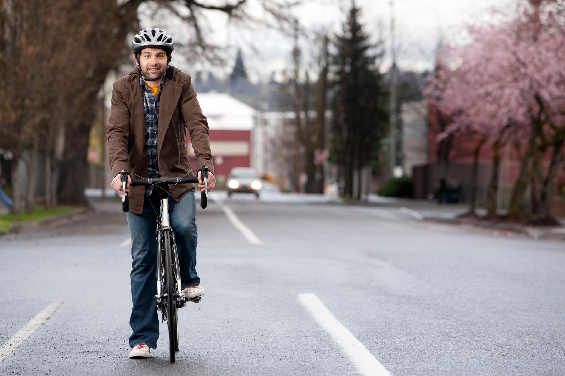man fietst op straat