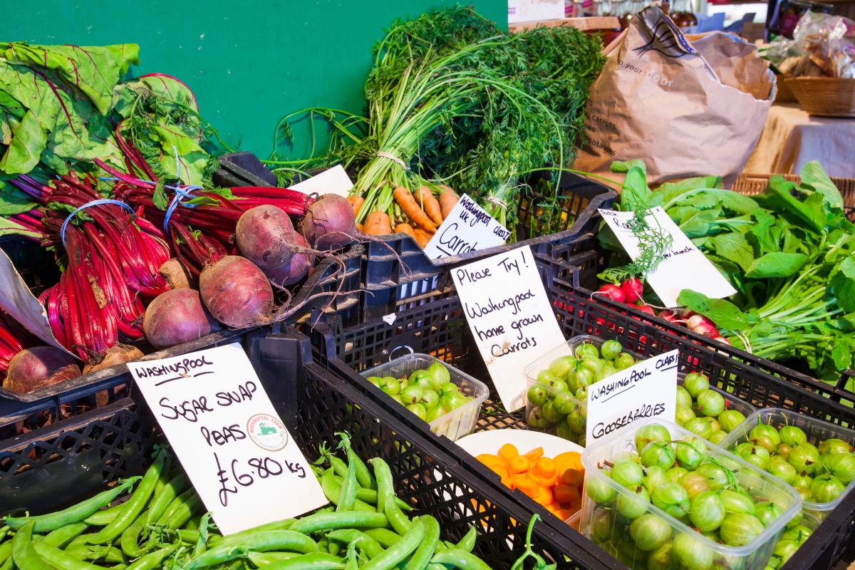 groeten en fruit liggen in bakken in winkel