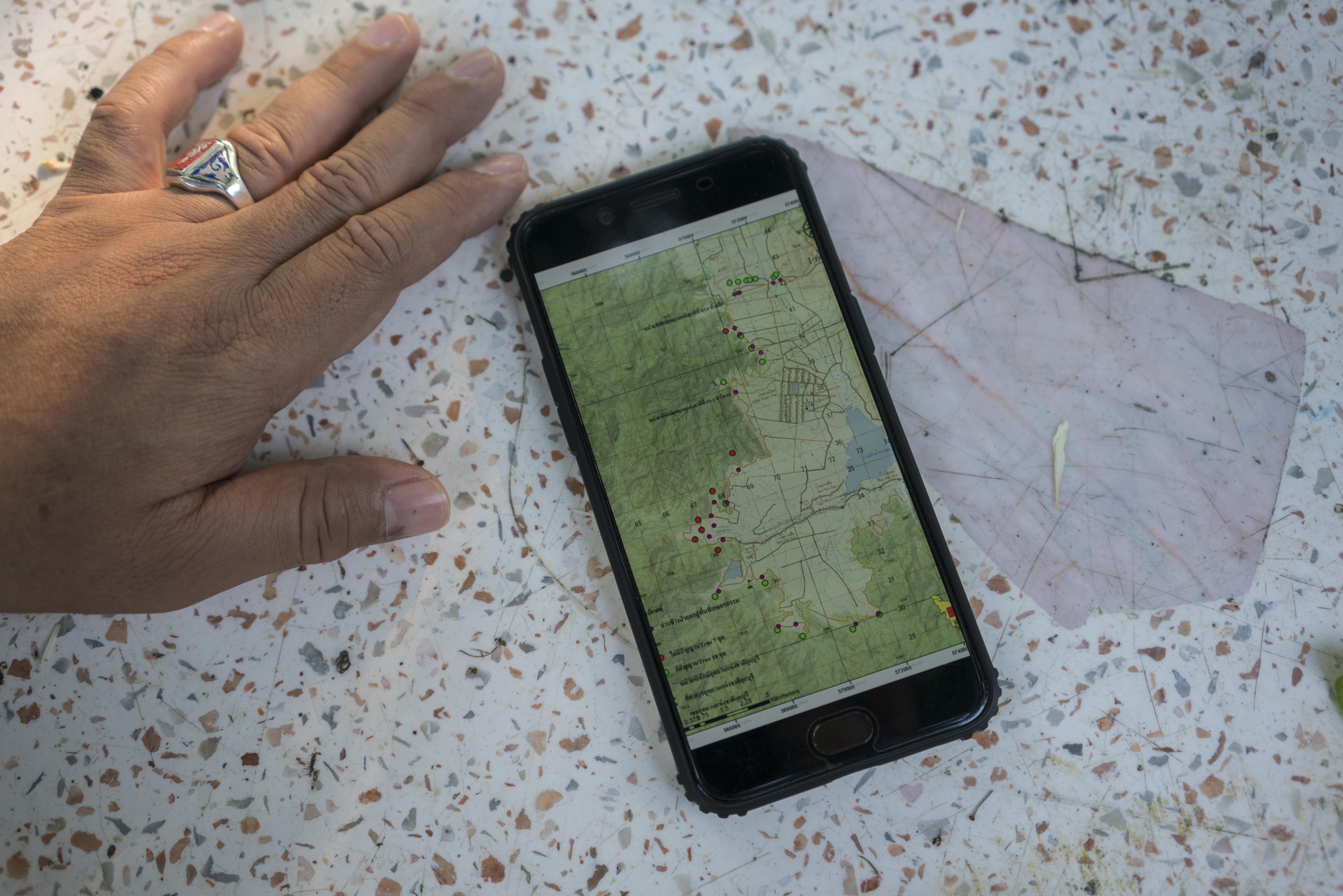 Een kaart met de locaties van fotovallen wordt op telefoon getoond