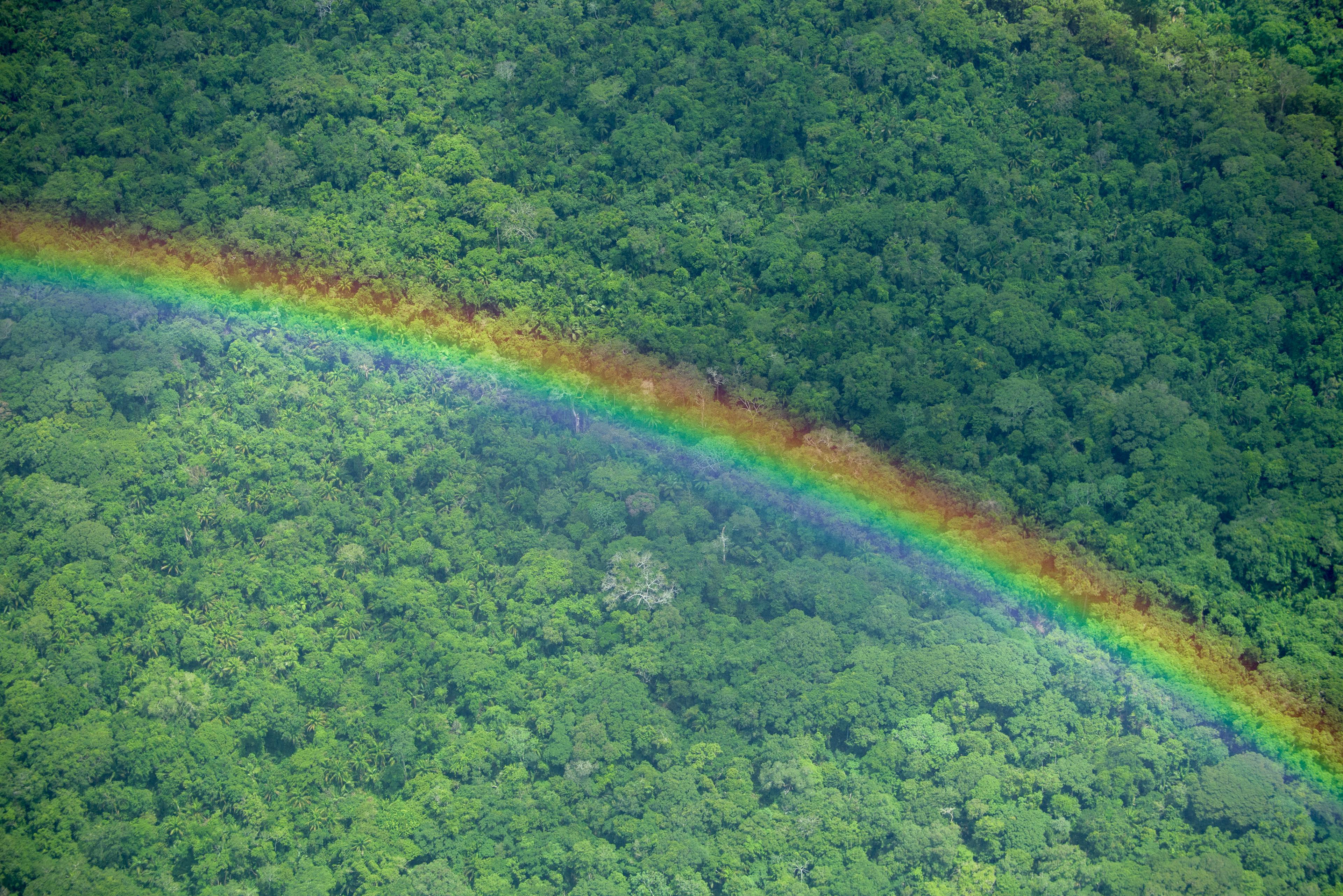 Luchtfoto van landschap met regenboog in Bolivia