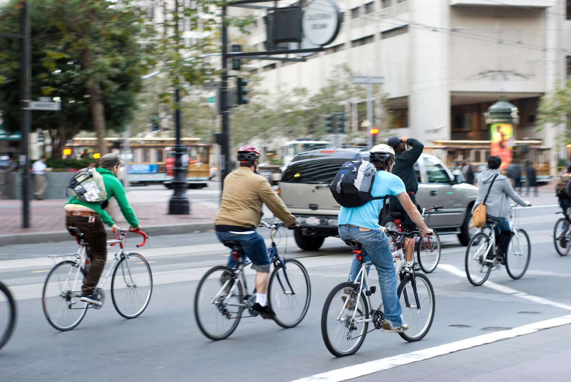 fietsende mensen in stad