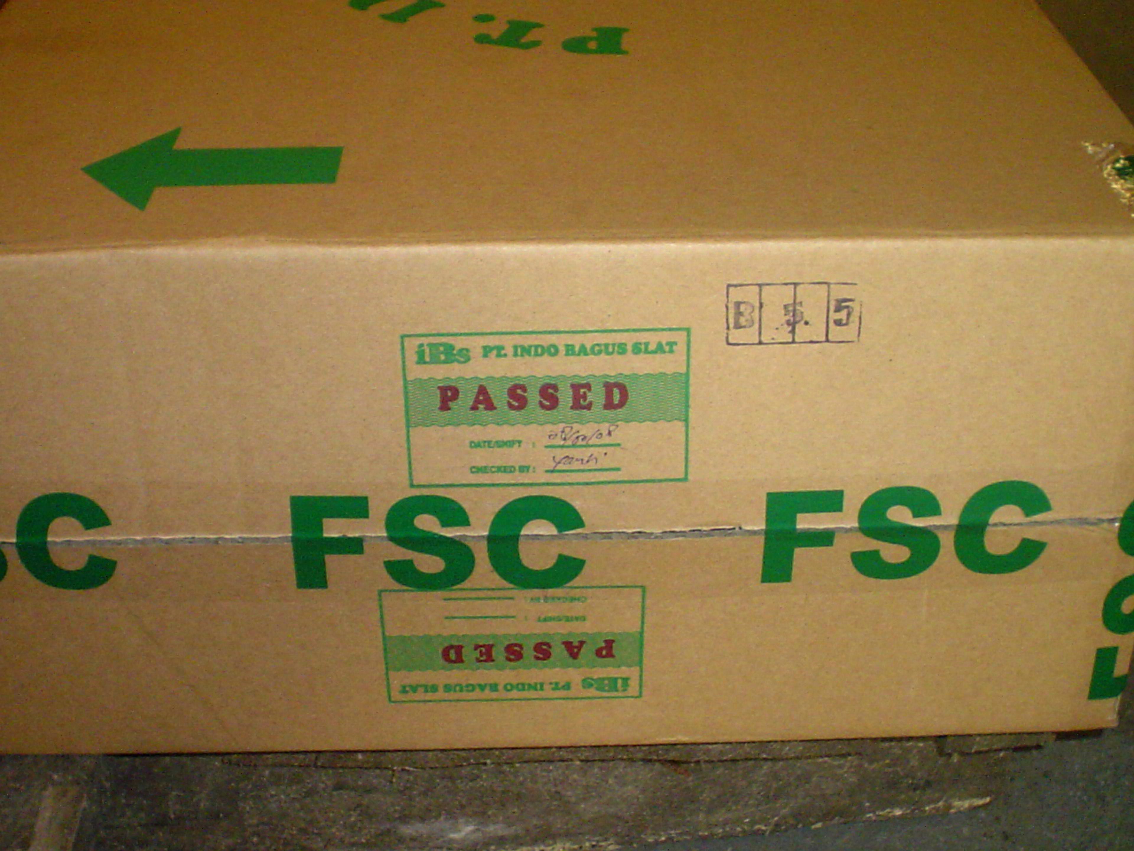 kartonnen doos met tekst FSC