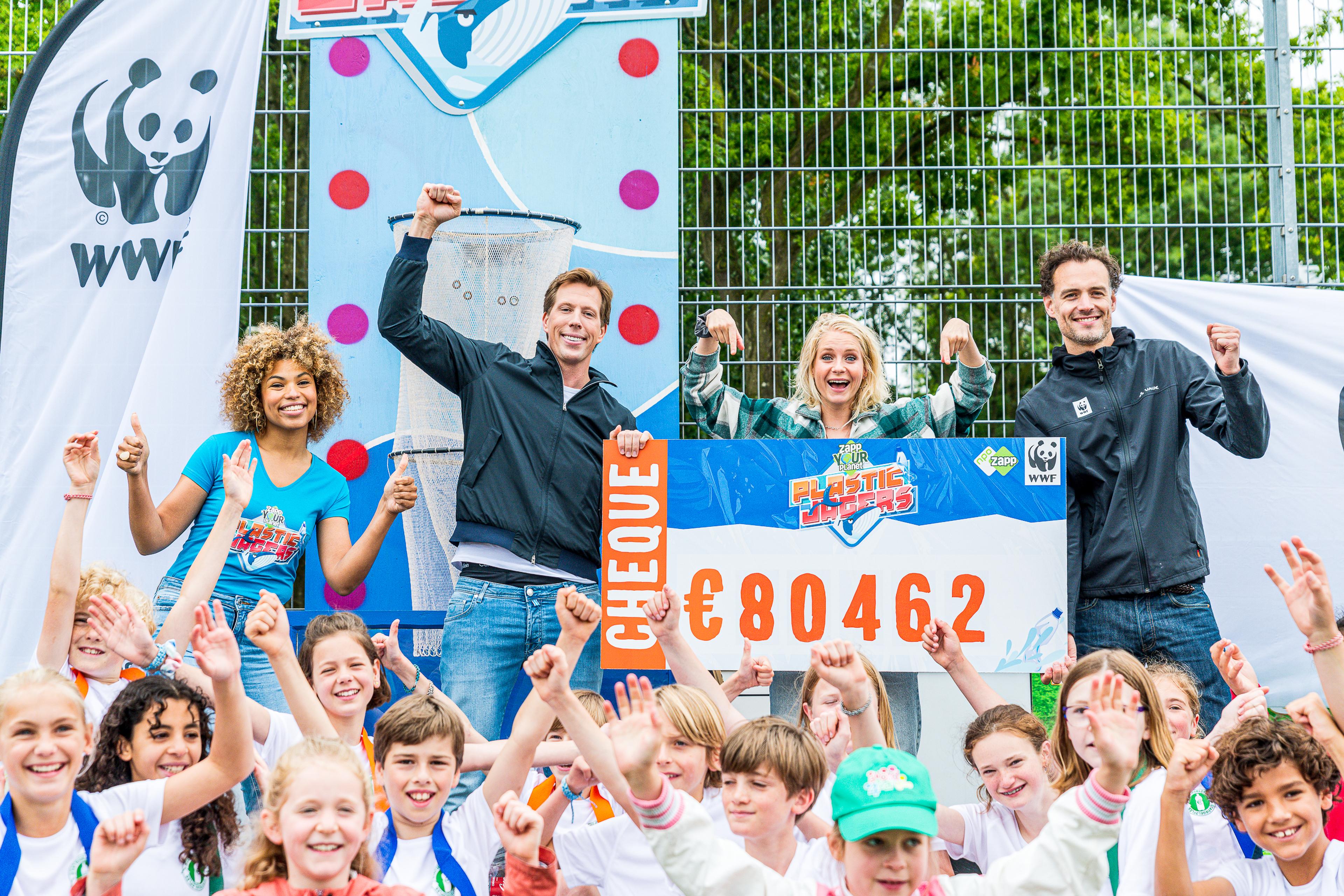 Poseren met het opgehaalde bedrag van de Plasticjagers, met Janouk, Freek Vonk en Oskar