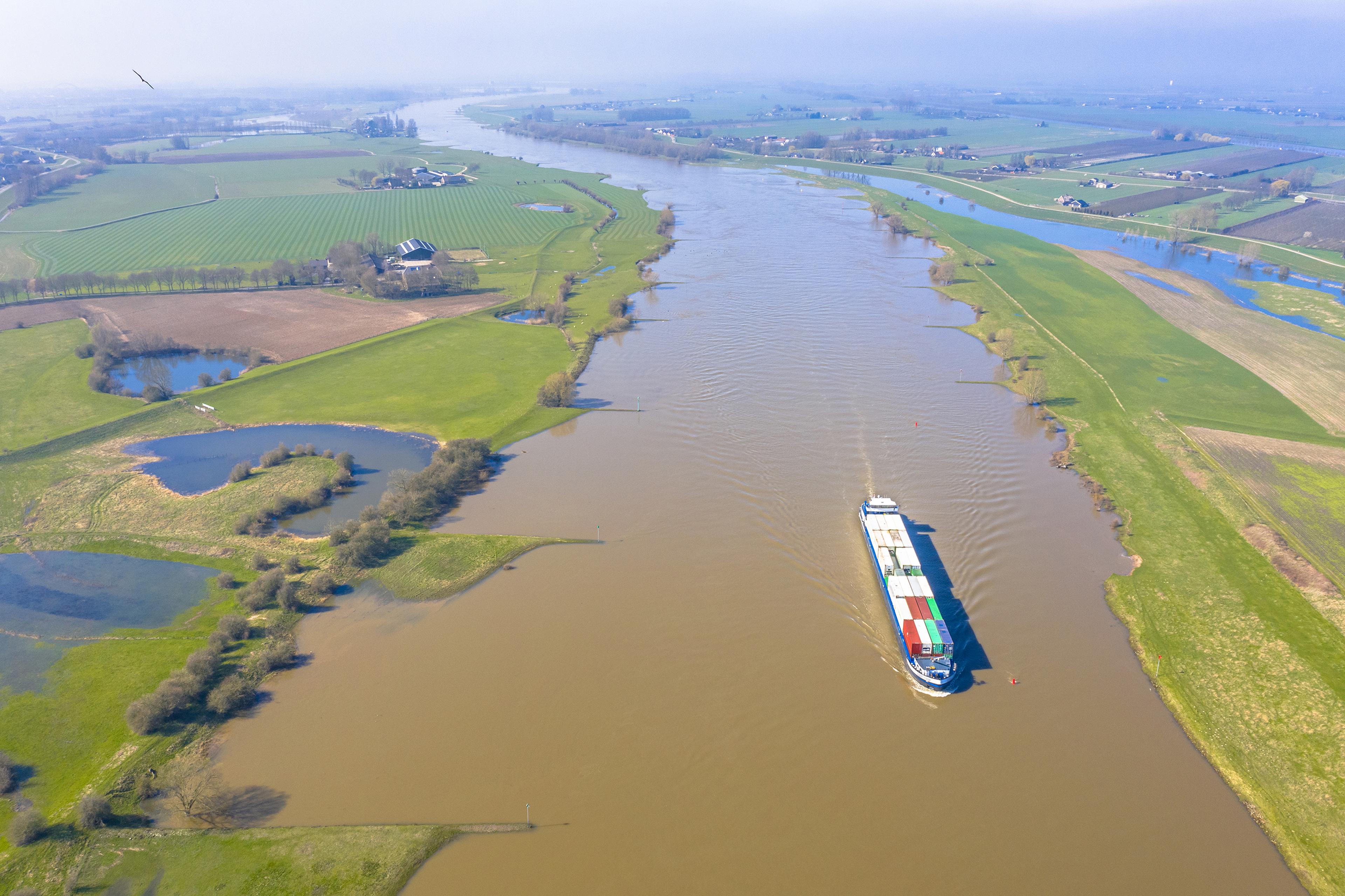 binnenvaartschip op de lek