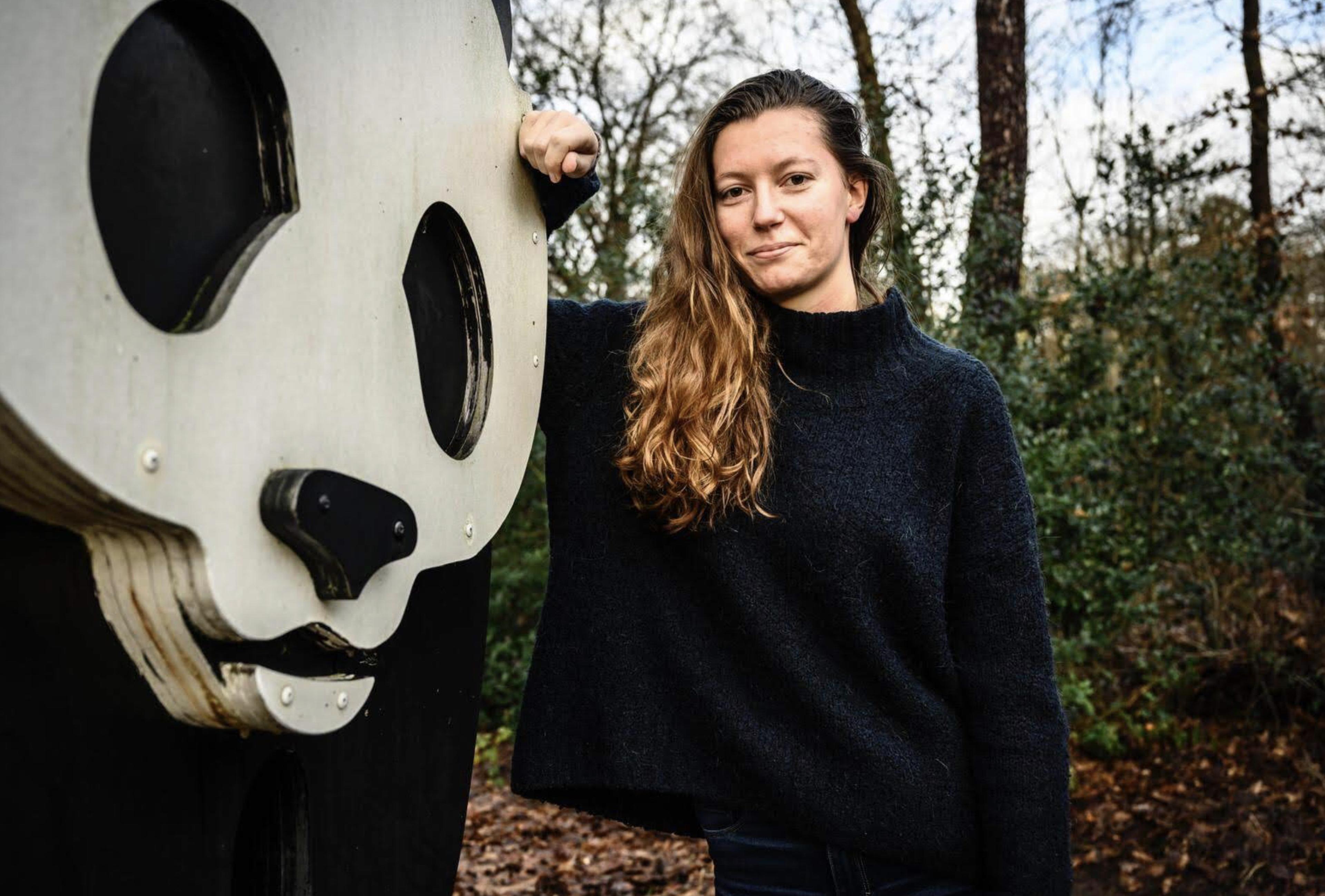Vrijwilliger Melindy bij de panda bij het WWF-kantoor