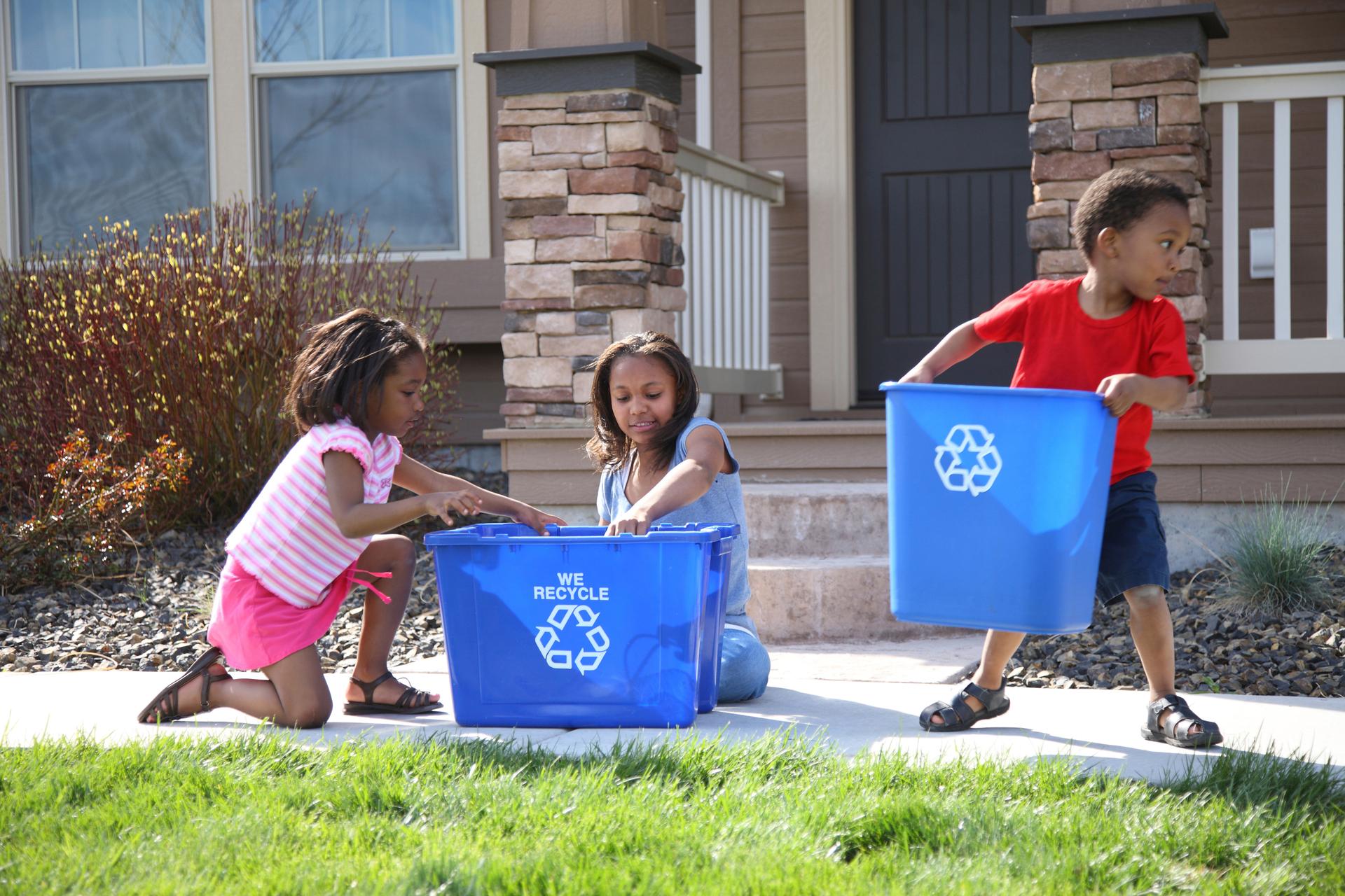 Drie kinderen recyclen