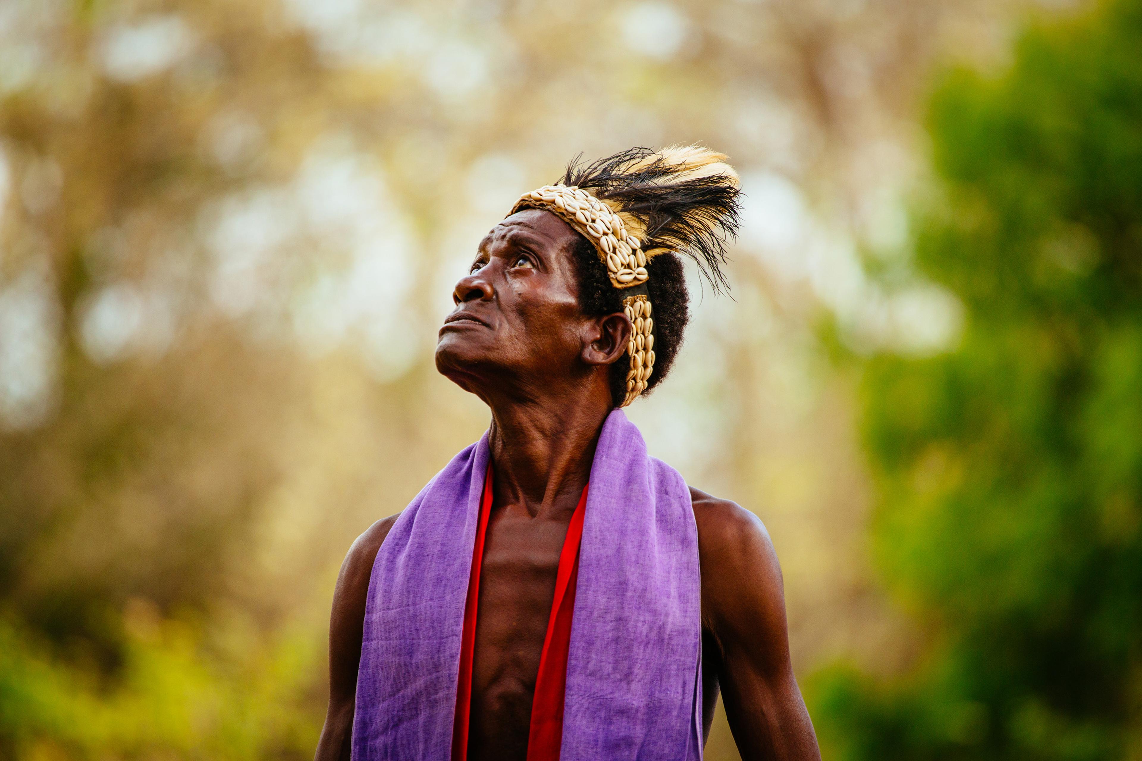 Portret van Hilary Masuma Kalama, een oudere uit het Kaya Kauma bos, Kiifi, Kenia