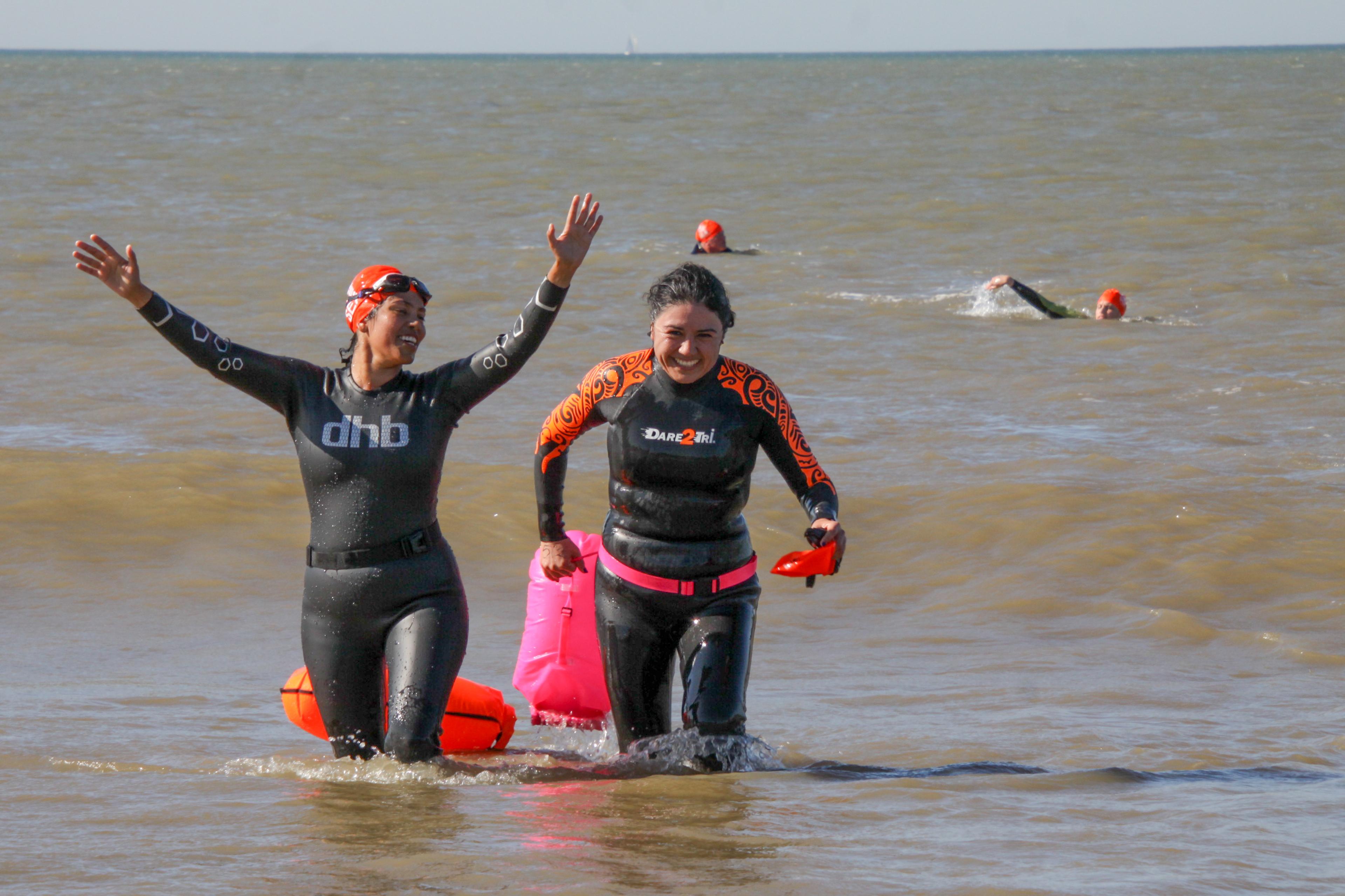 Deelnemers lopen het water uit, Sea Swim 2019