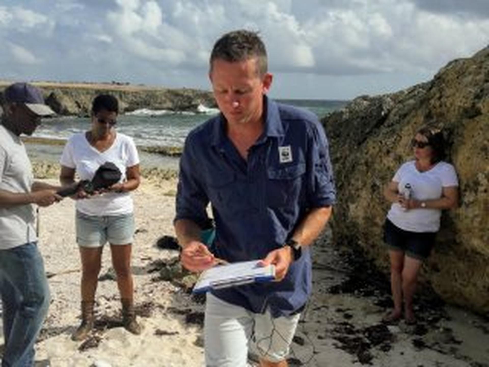 Merijn Hougee is monitoring plastic in Bonaire
