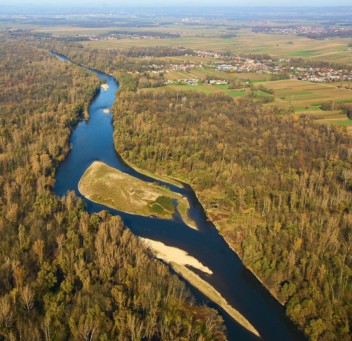 Rivier in Europa, bovenaanzicht, stroomt tussen de bomen