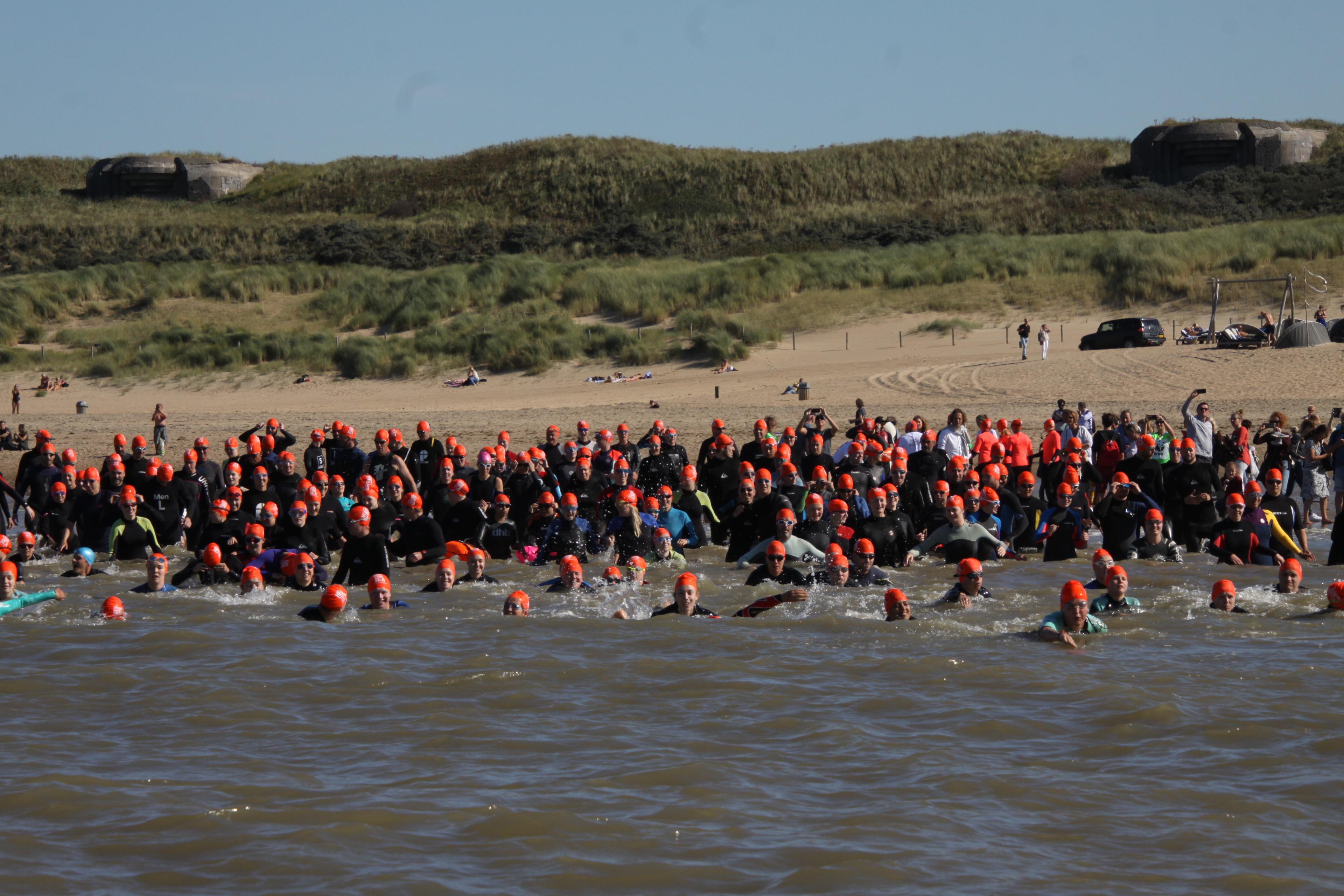 Deelnemers in de zee Sea Swim 2019