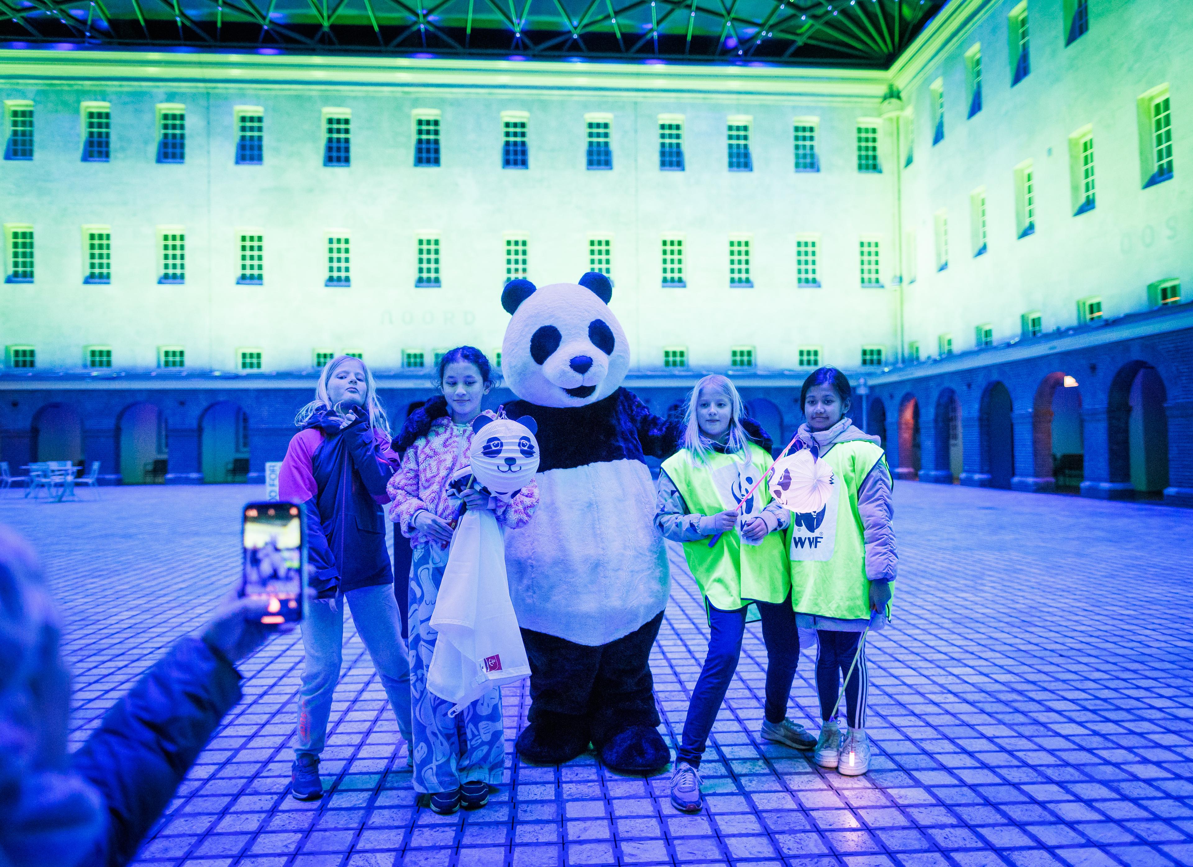 Kinderen met de panda bij Earth Hour 2024