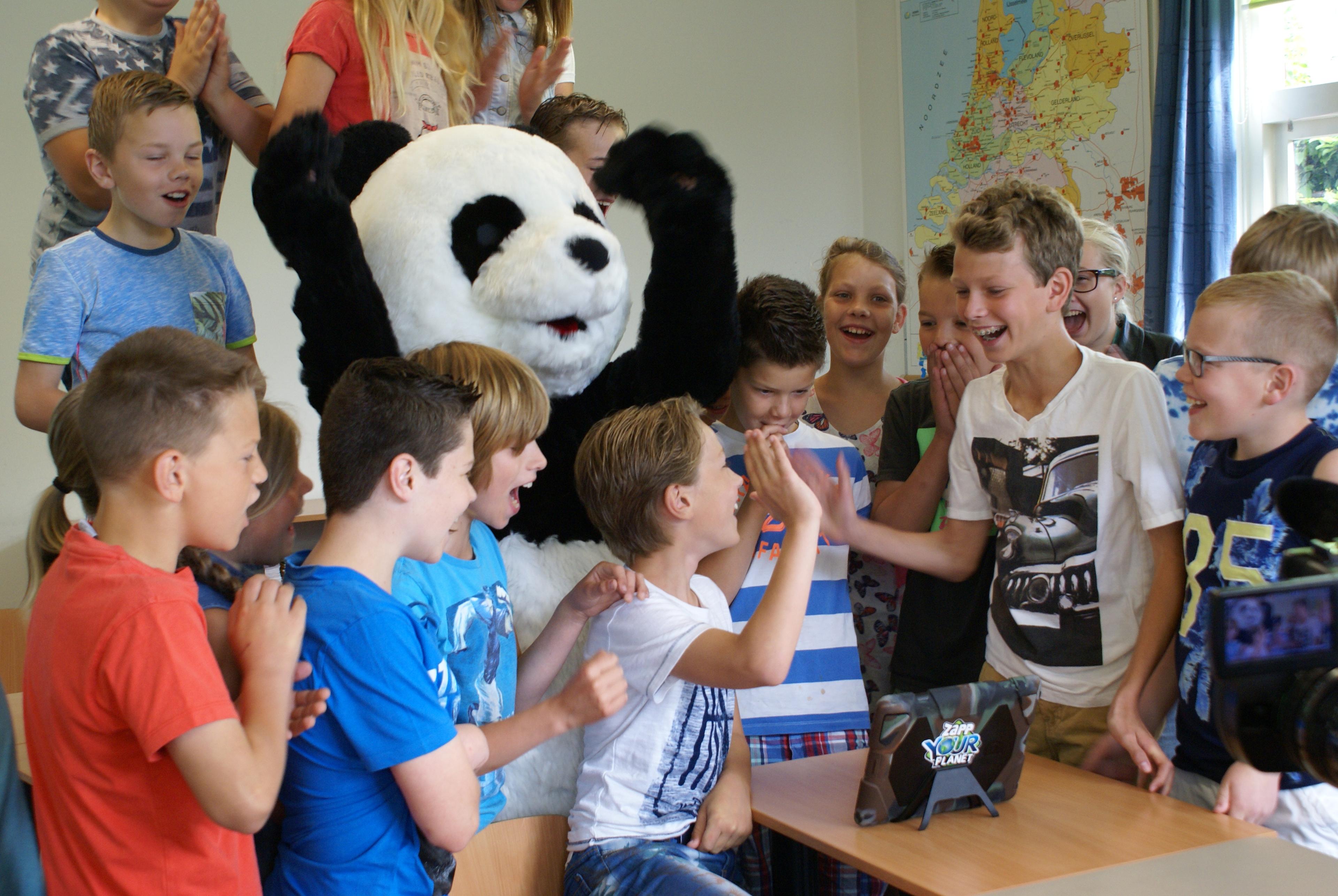 lachende kinderen met WWF panda