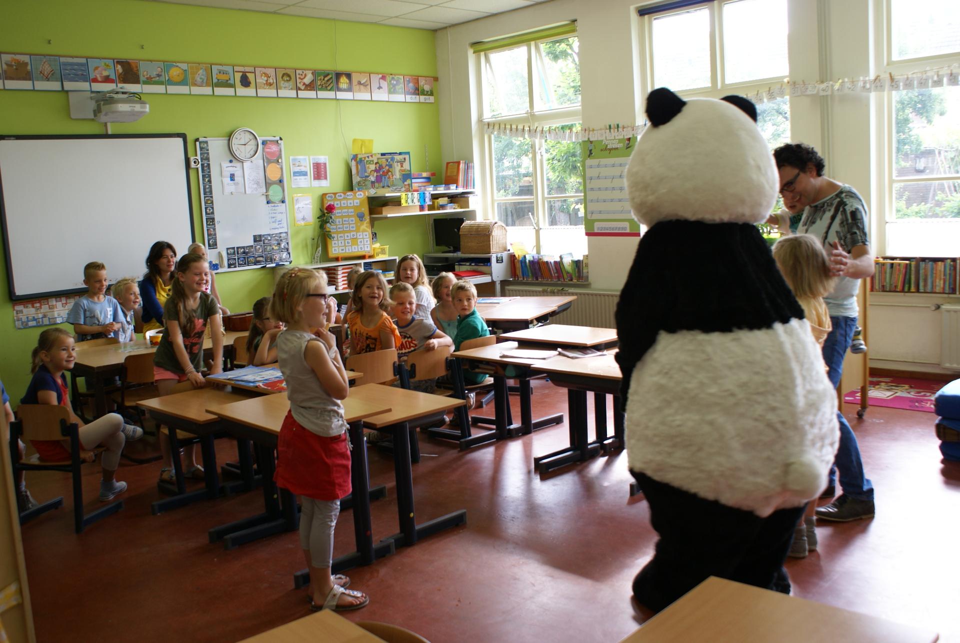 wwf panda staat in klas met kinderen