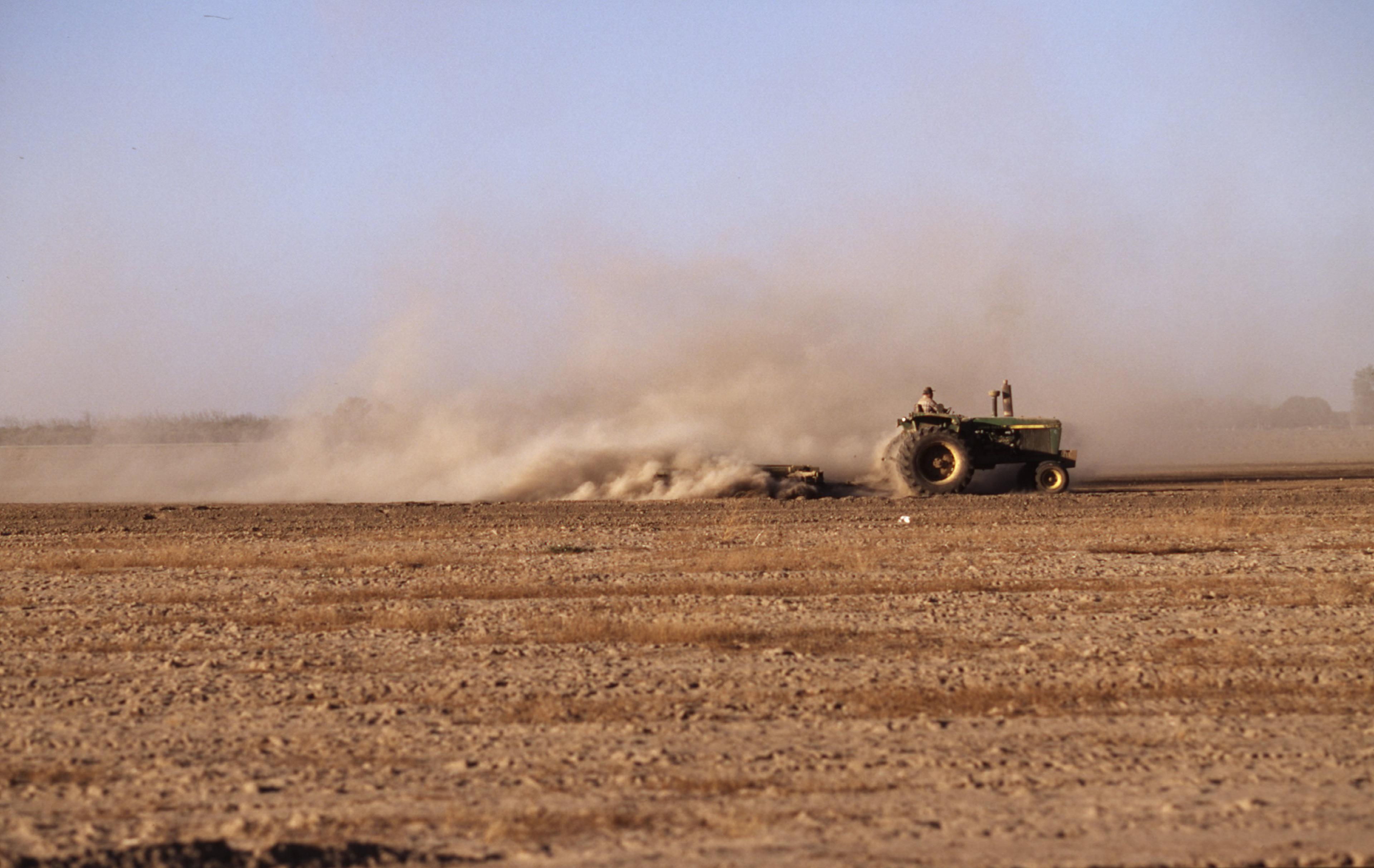Tractor rijdt op het land