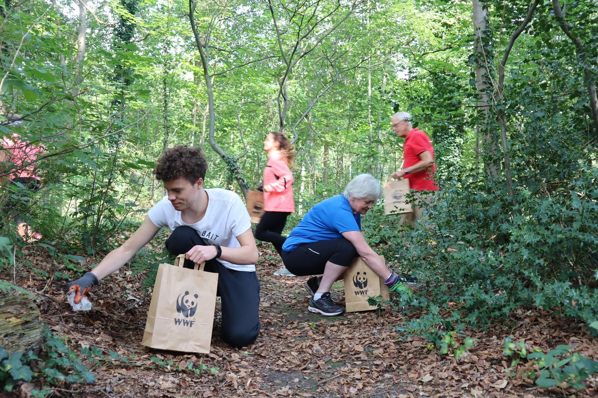 Vuilnis opruimen in het bos met WWF tasjes