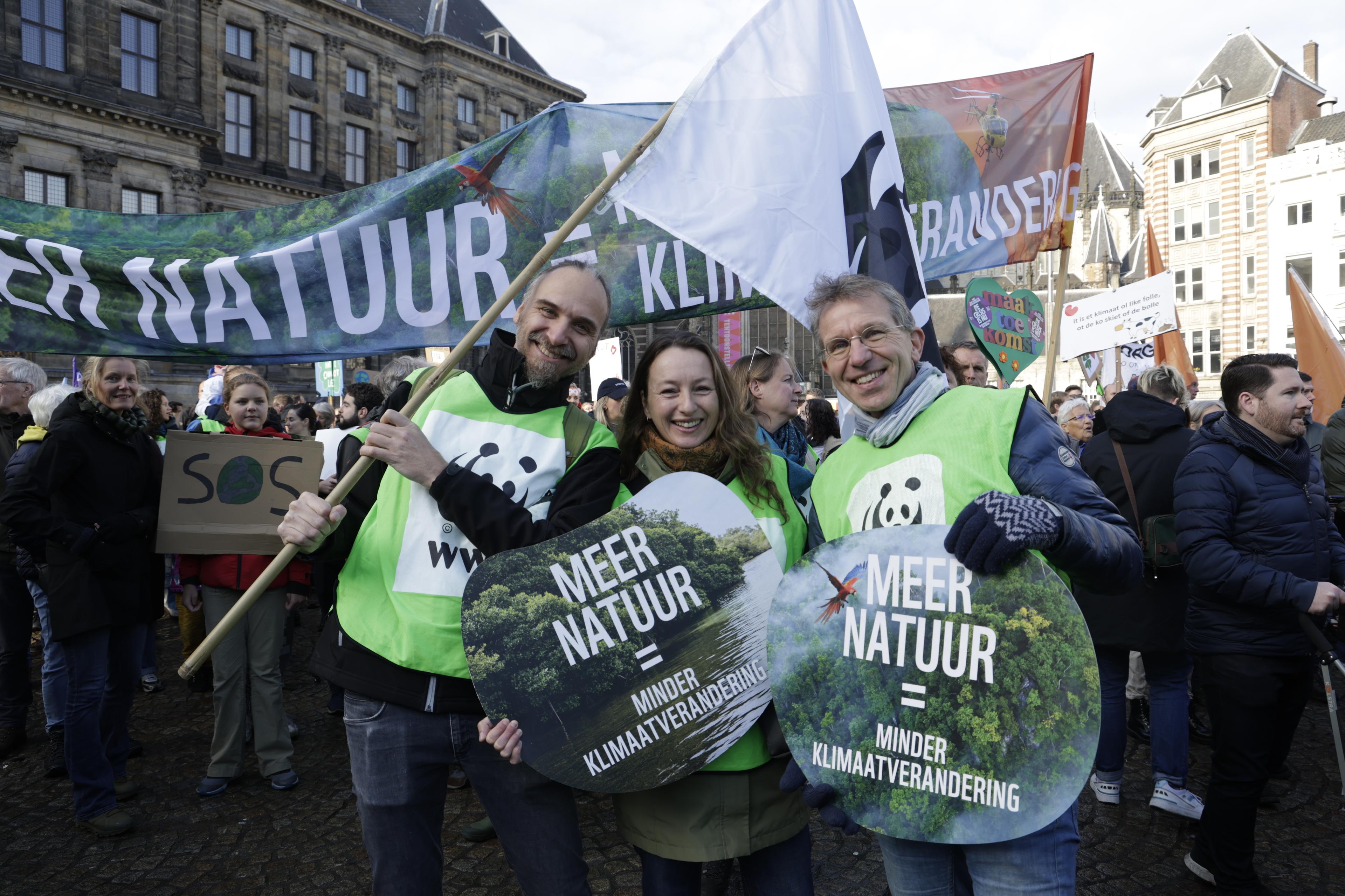 Medewerkers van WWF-NL tijdens de March for Climate Justice in Amsterdam