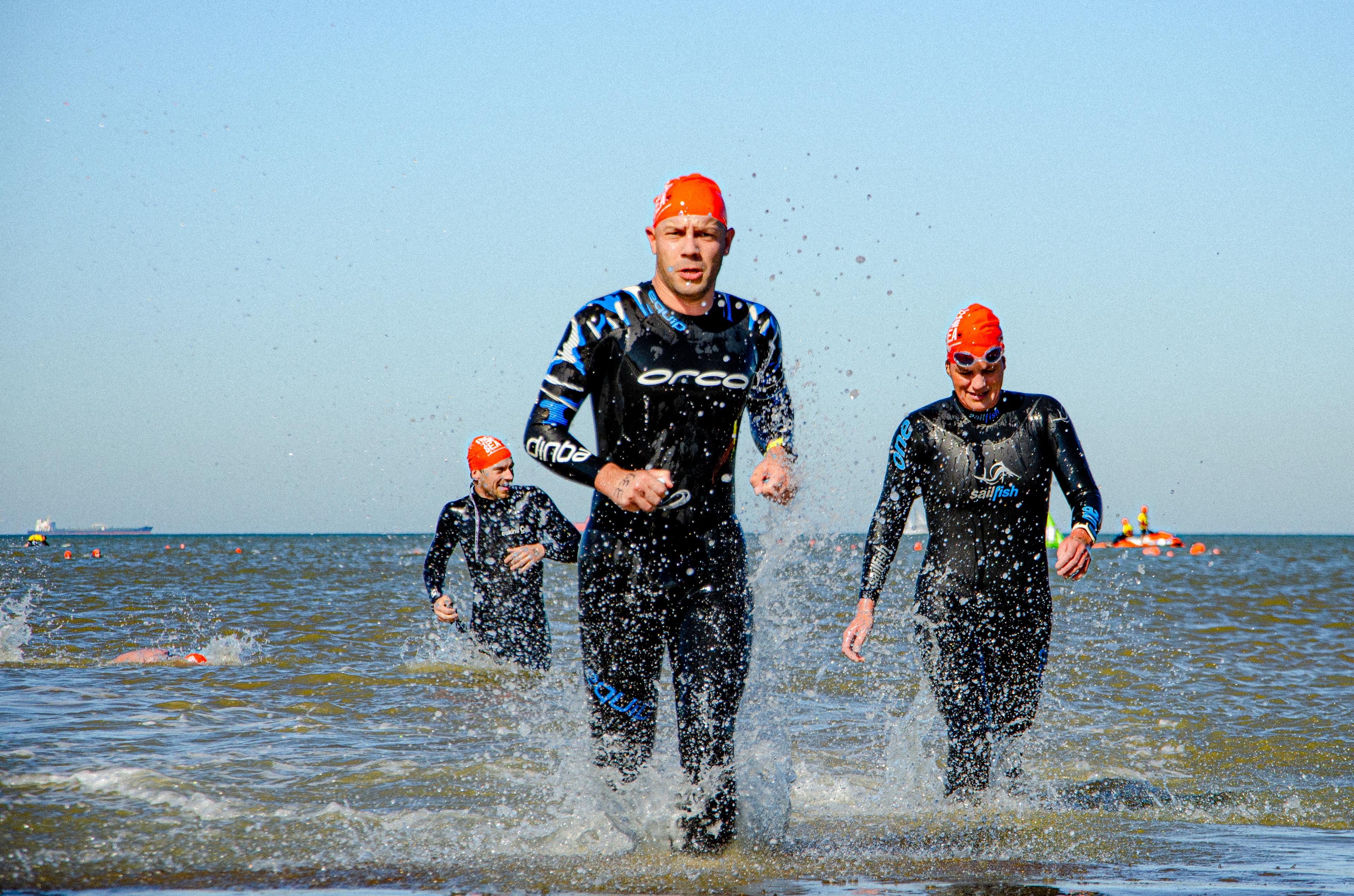 Deelnemers Sea Swim 2019 rennen zee uit