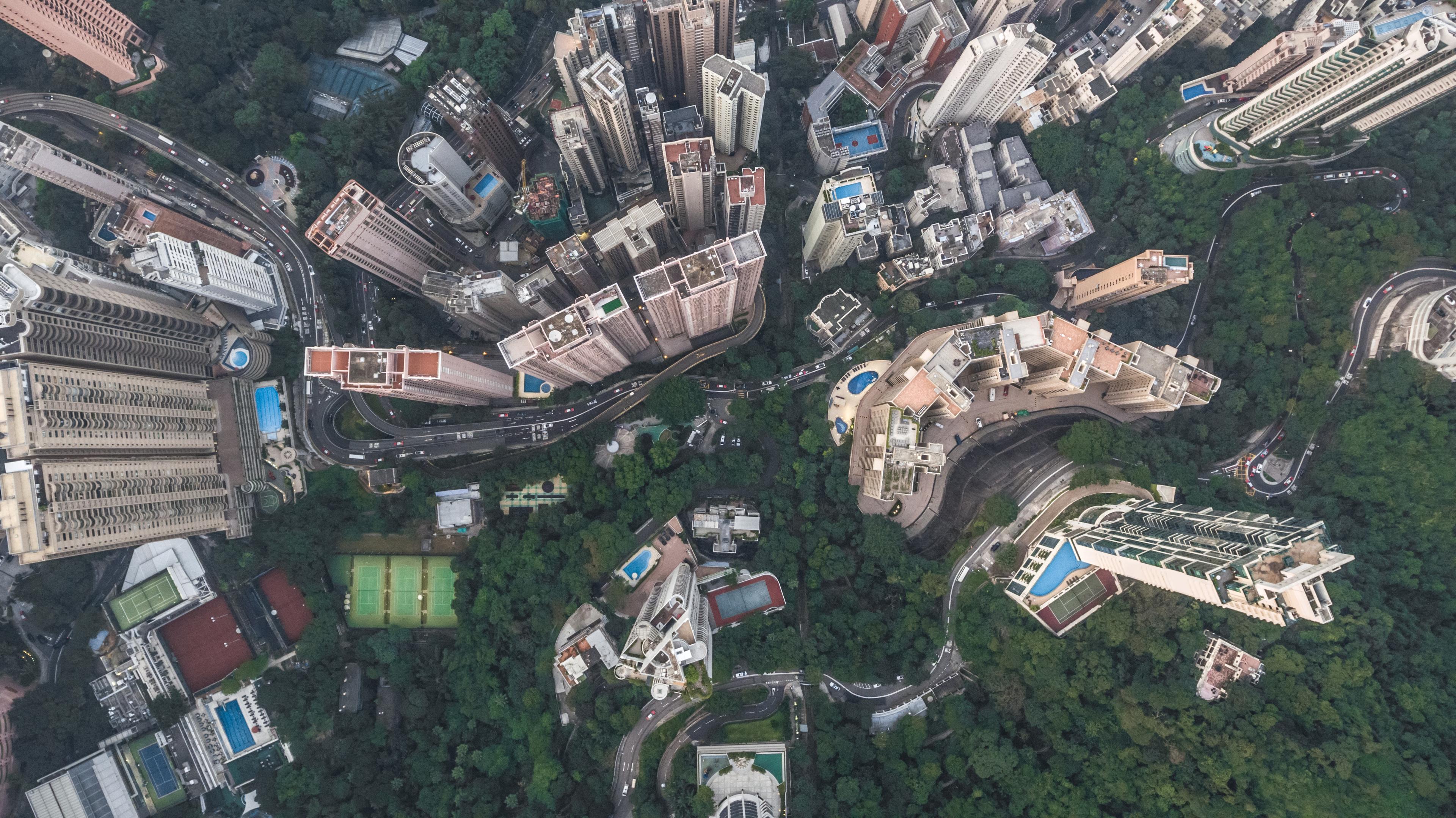 Bovenaanzicht grote stad met veel groen, Hong Kong