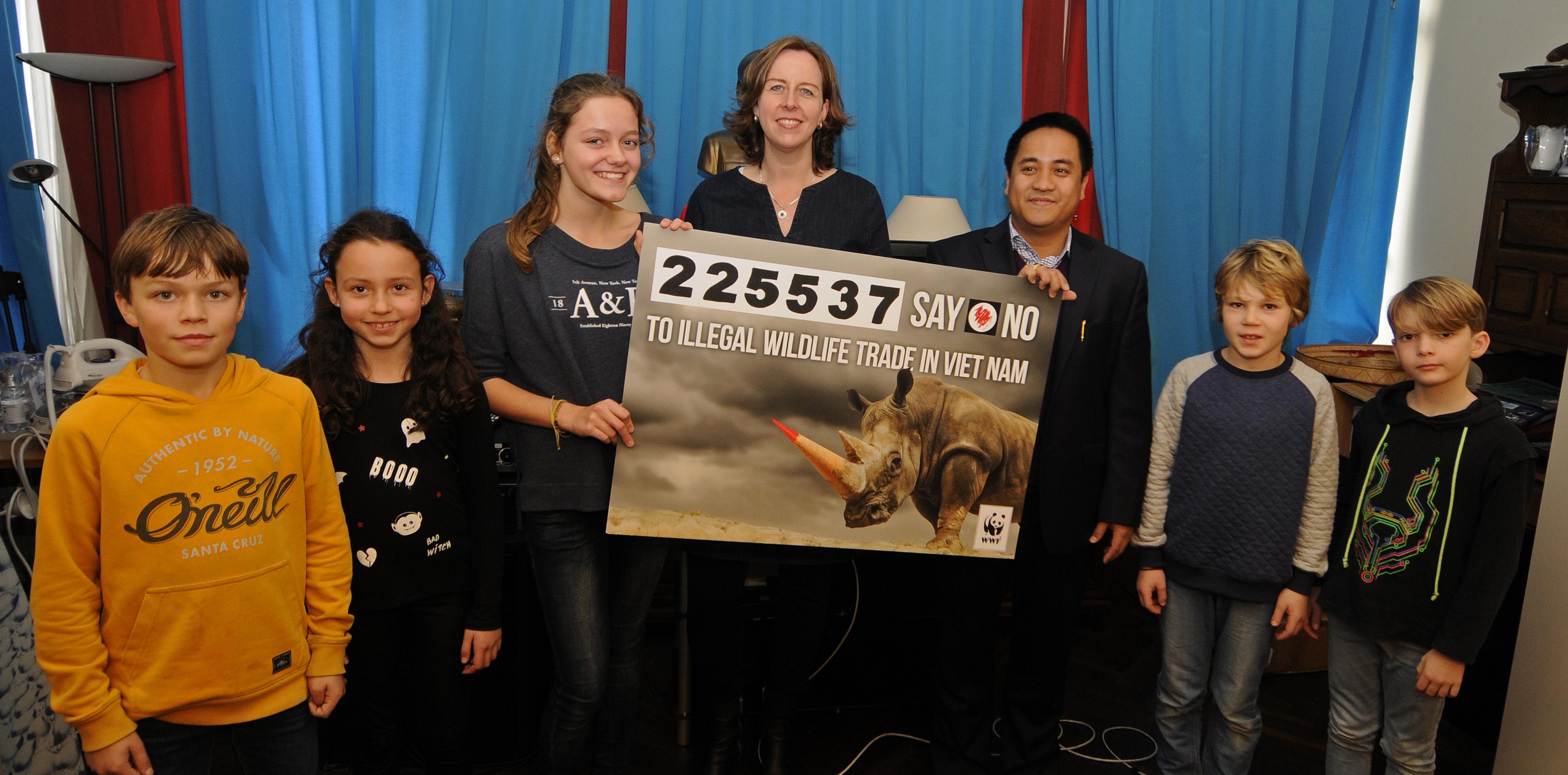 WWF actievoerders met directeur Kirsten Schuijt en Vietnamese ambassadeur
