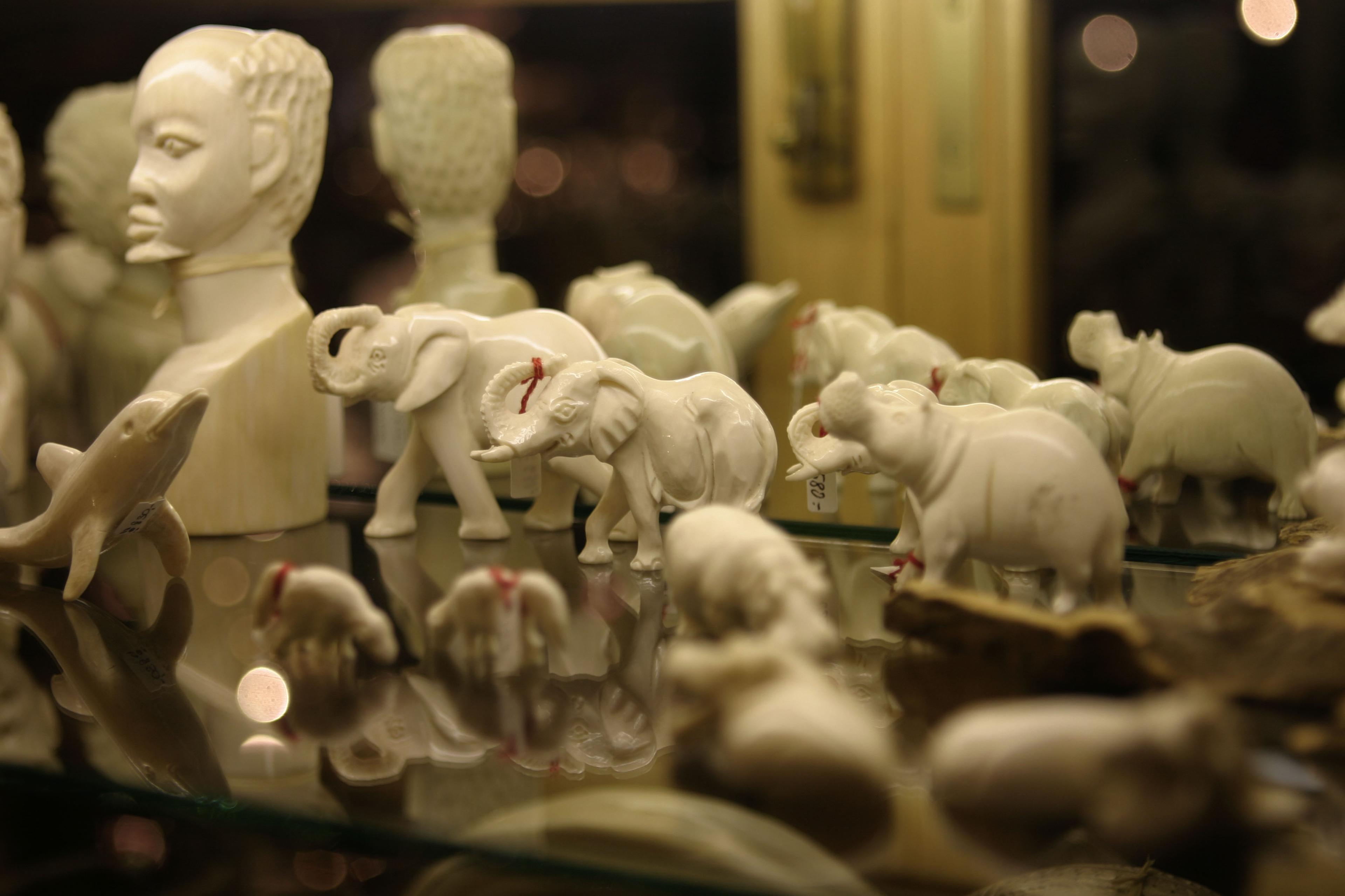 ivoren beeldjes souveniers