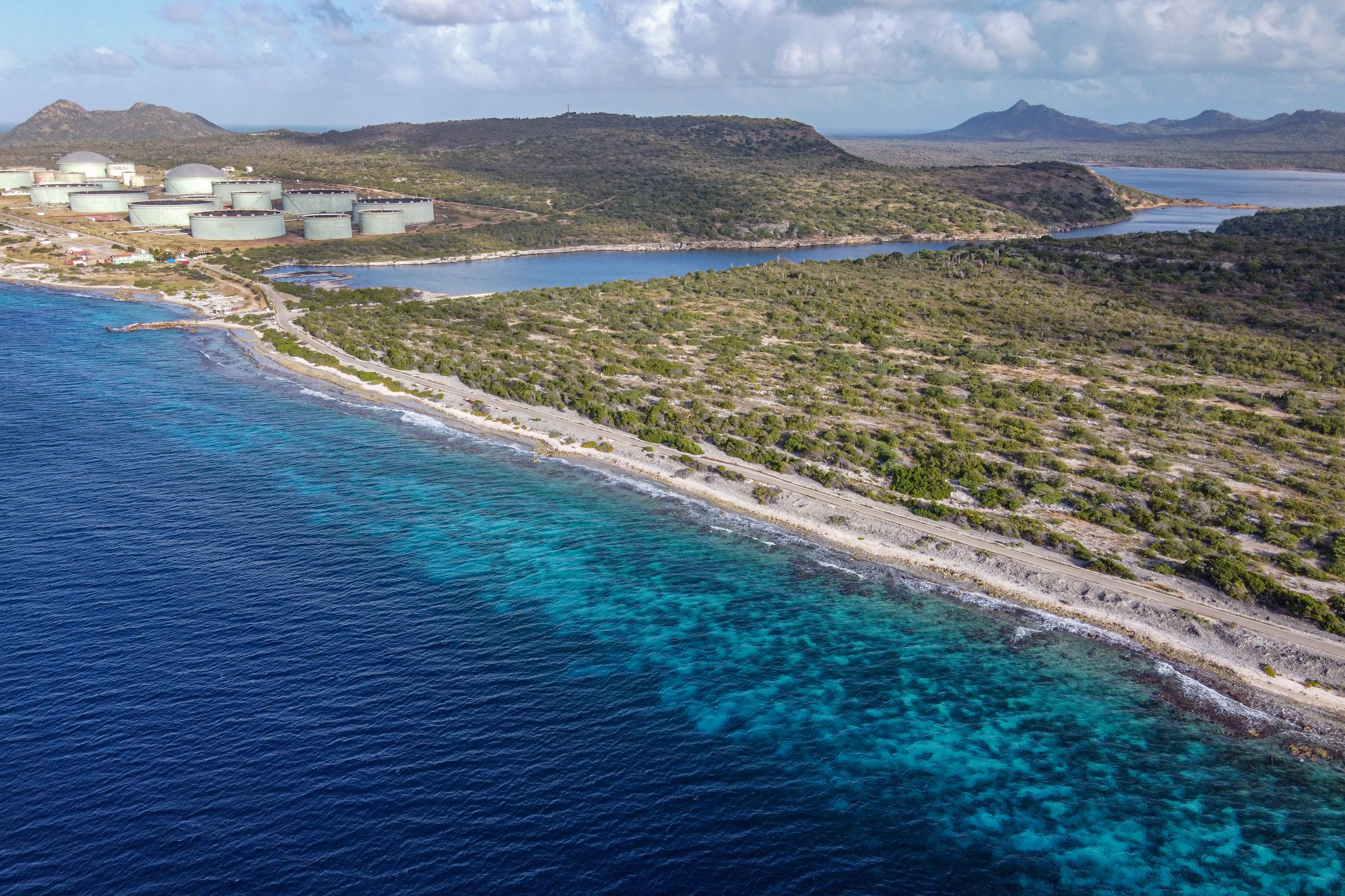 Rèi Willem Alexander Marine Reserve met BOPEC op de achtegrond