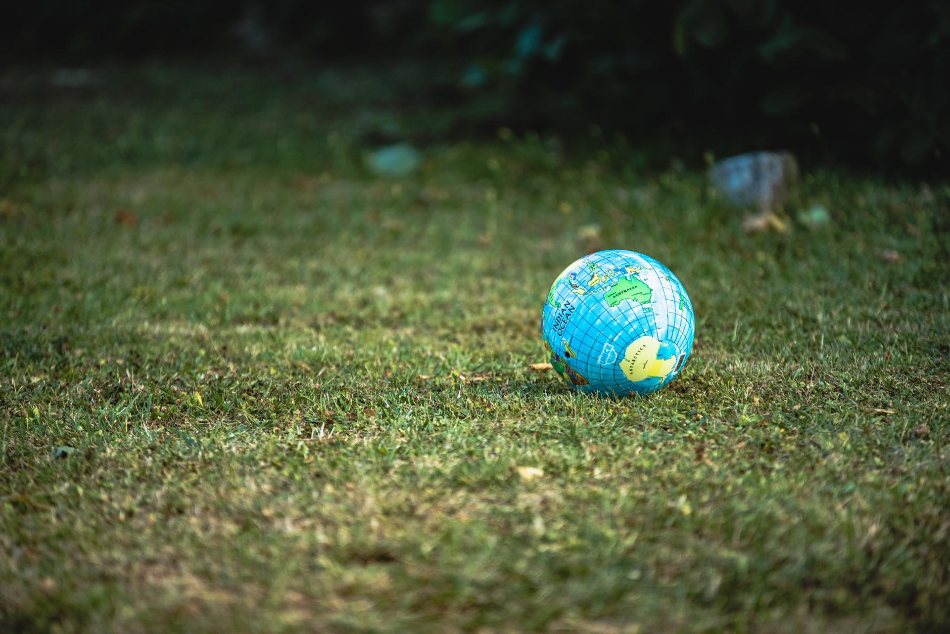 Globe op grasveld