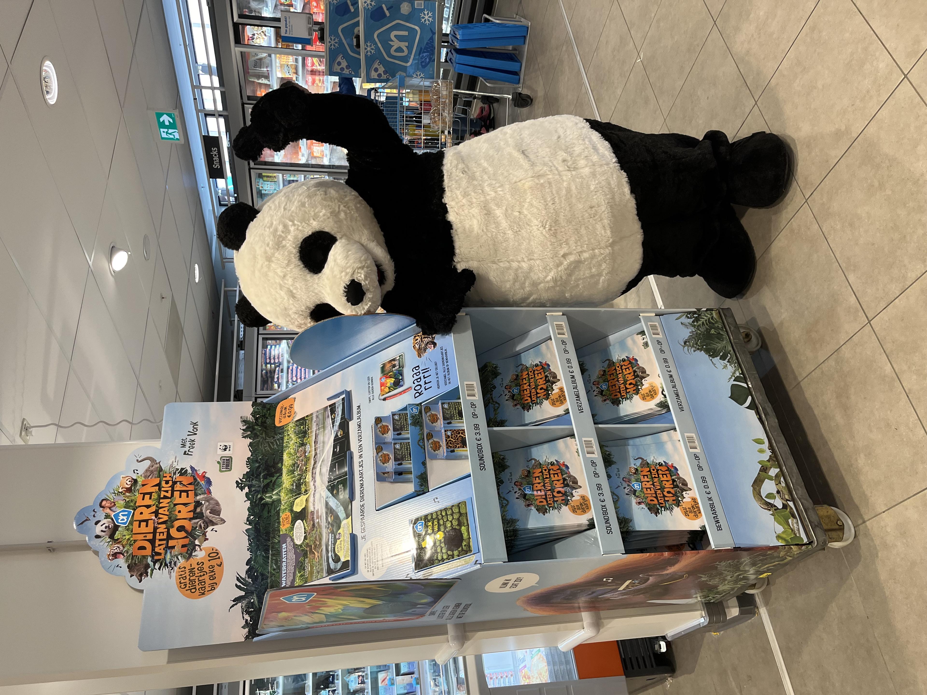 Panda van regioteam Gelderse Vallei en Utrechtse Heuvelrug in de Albert Heijn tijdens de spaaractie 'Dieren laten van zich horen' van het Wereld Natuur Fonds en Albert Heijn