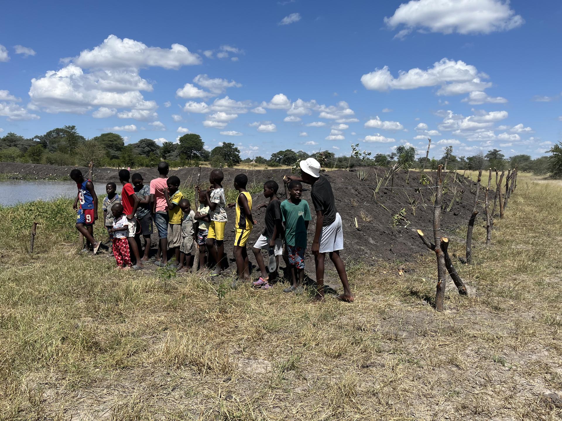 Kinderen bij de olifantendam in Namibië