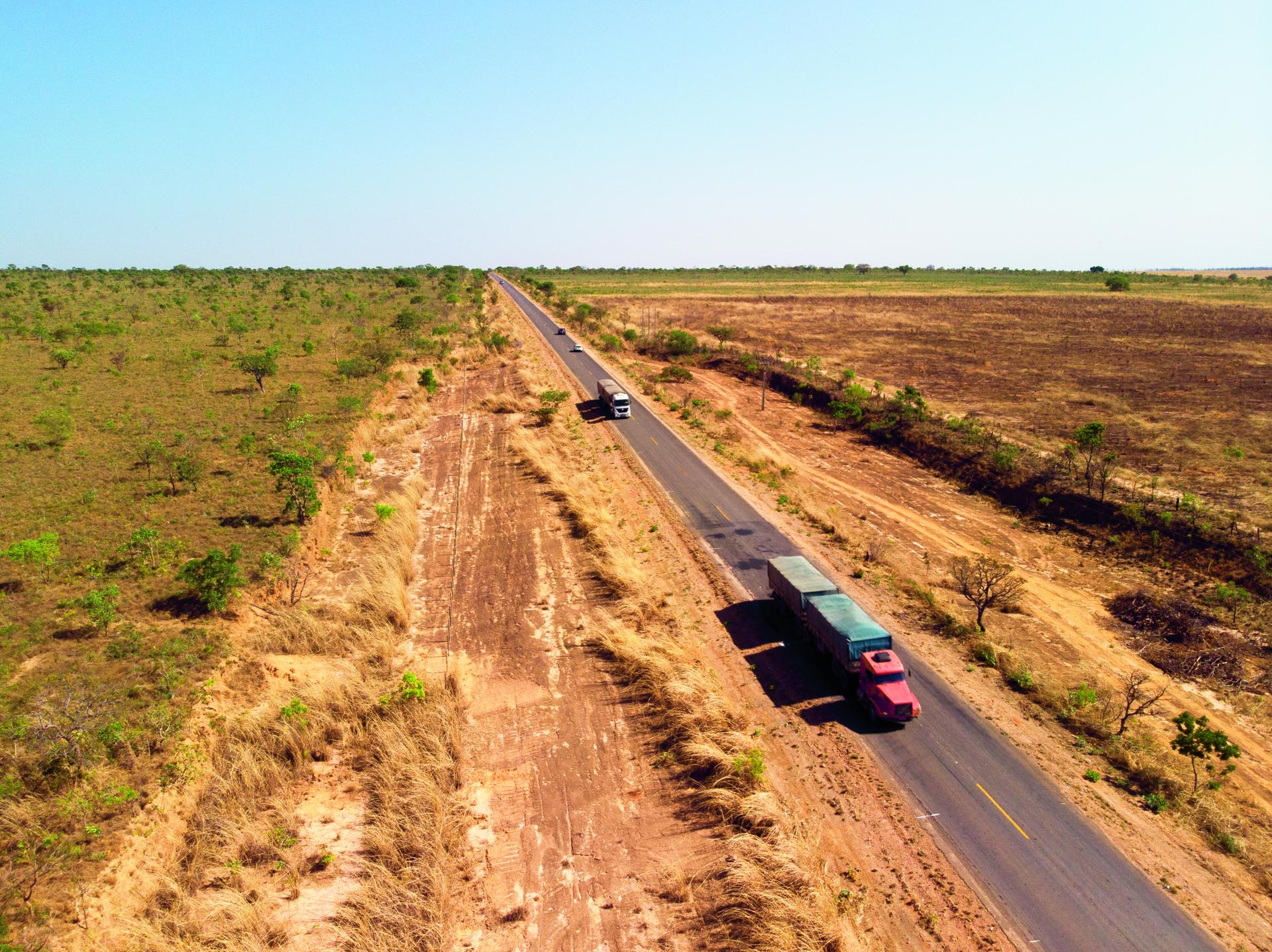 Vrachtwagens rijden door Brazilië