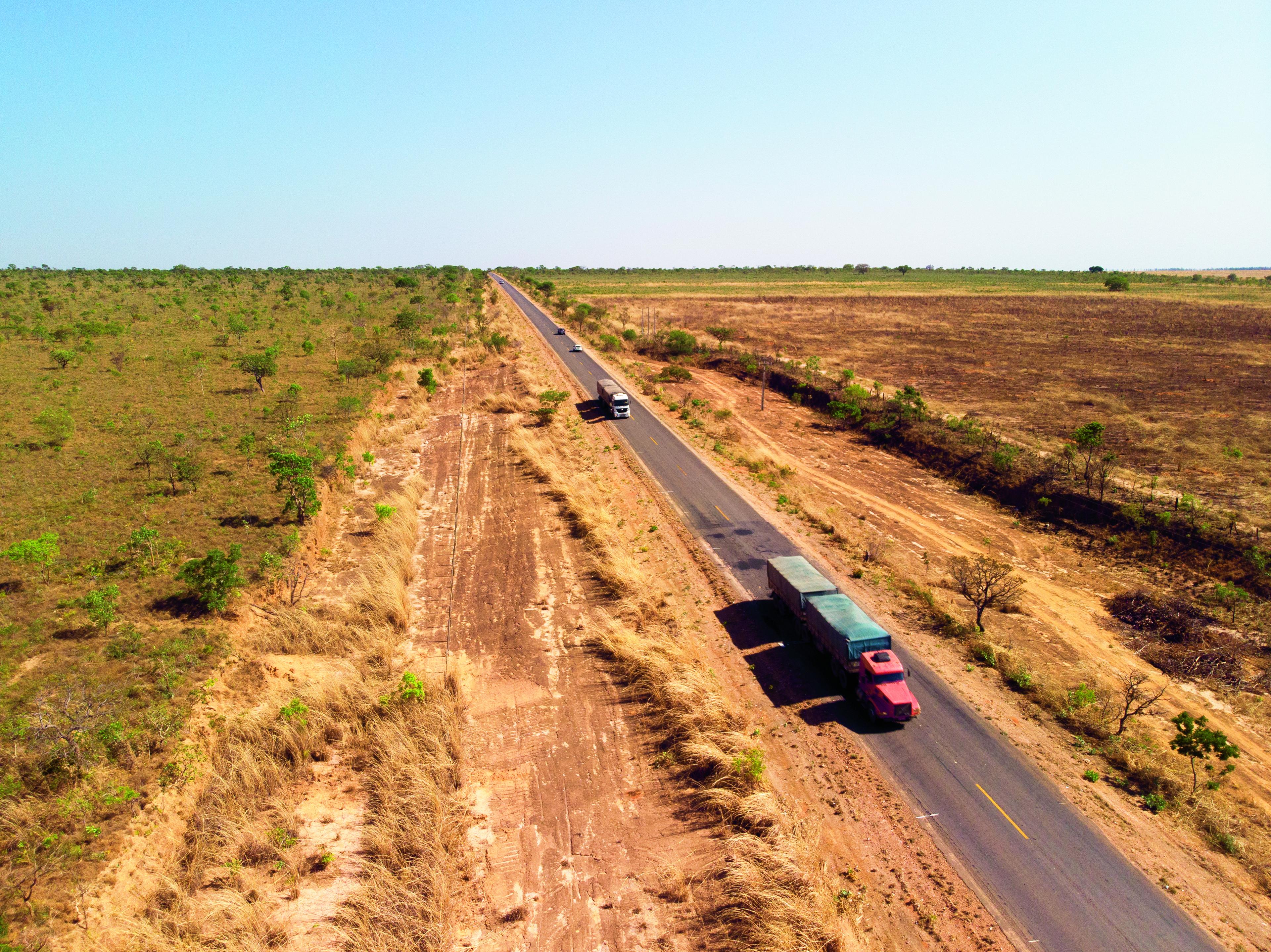 Vrachtwagens rijden door Brazilië