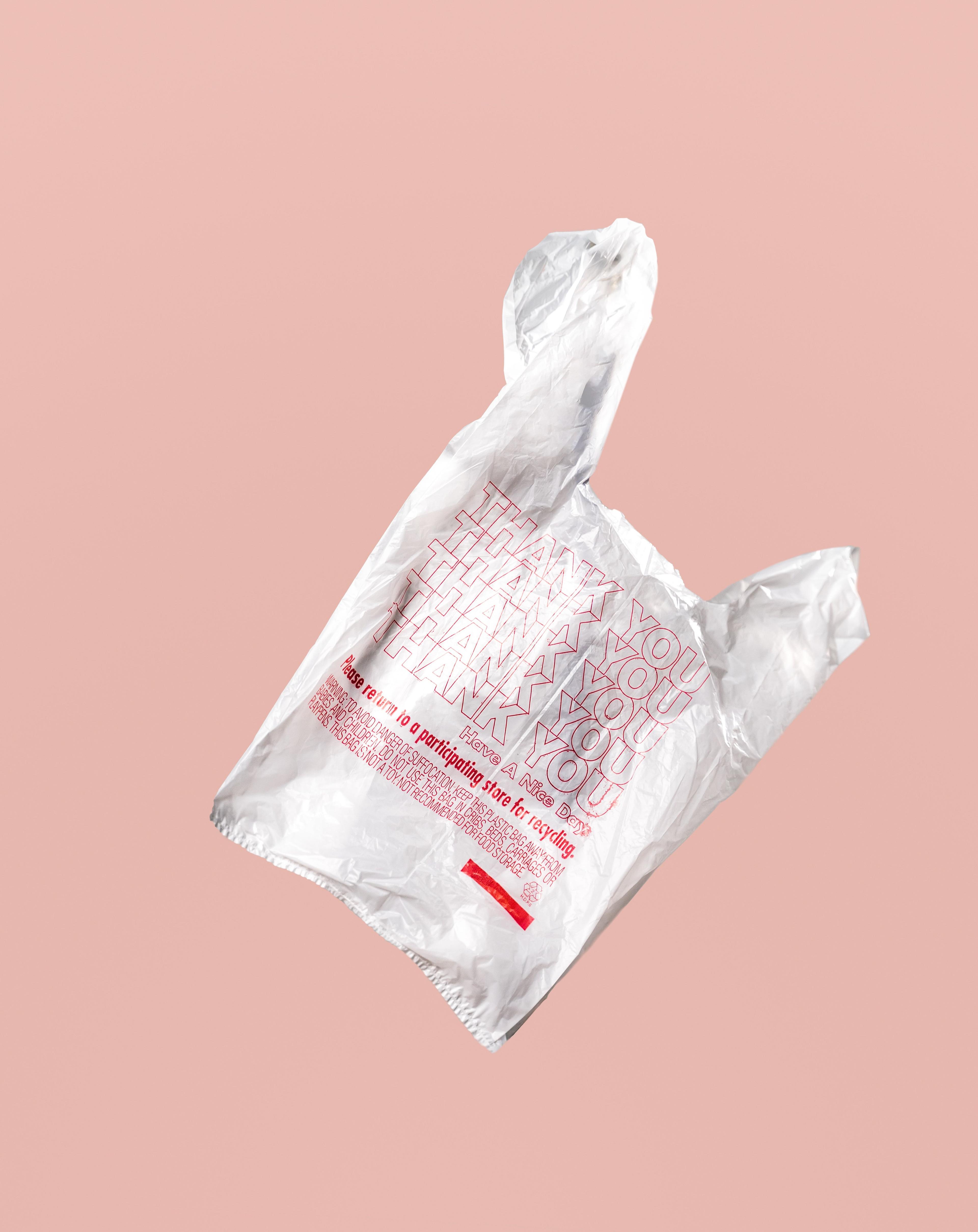 Plastic zakje op roze achtergrond